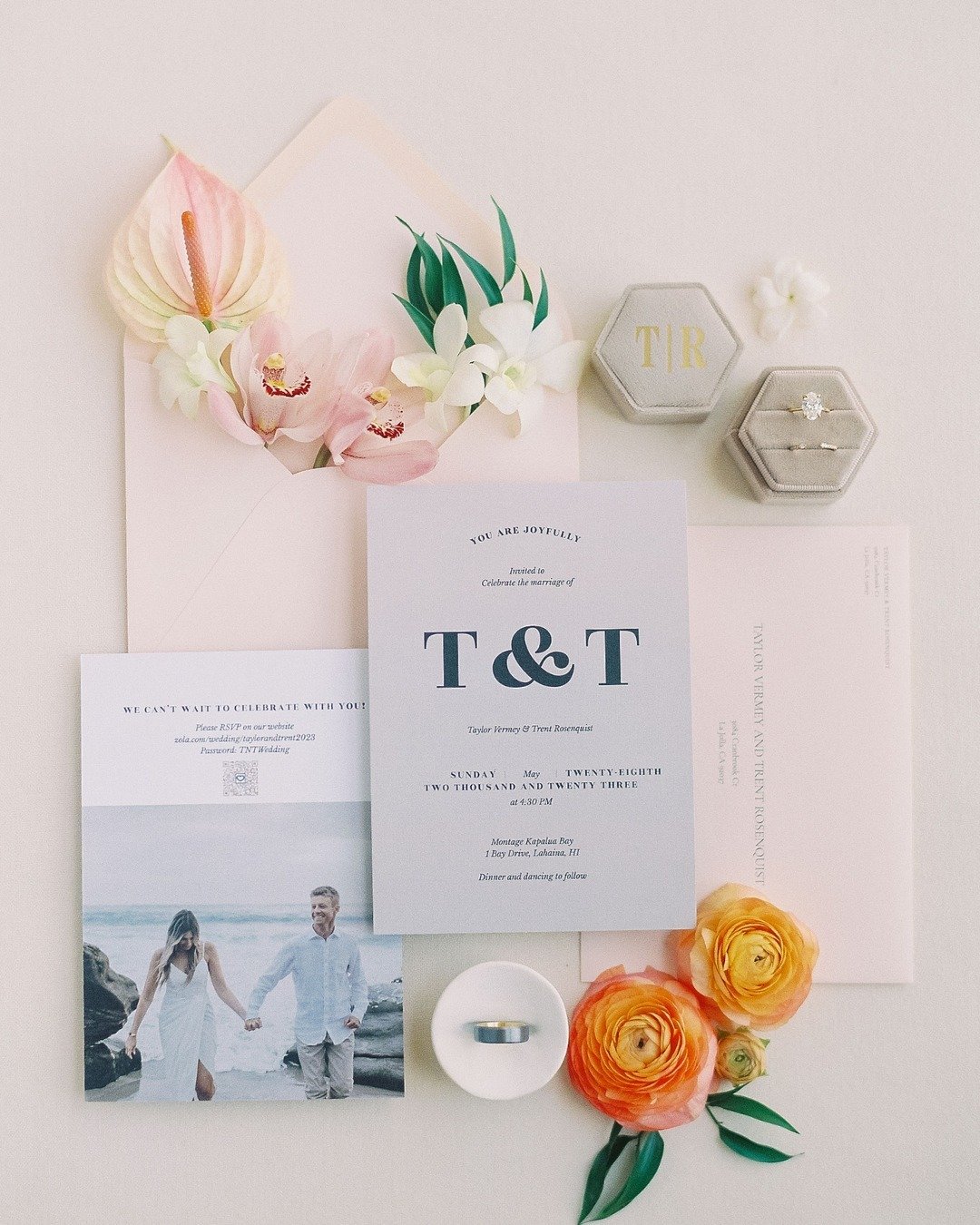 Absolutely in love with how every detail comes together&mdash;from the floral arrangements and invitations to the wedding bands and heartfelt vows. It's all about creating a perfect harmony. 💍🌸✉️ ⁠
⁠
Venue | @montagekapalua⁠
Photography @dmitriands