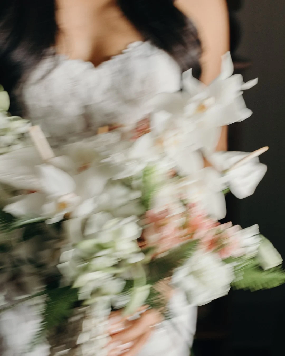 Beautiful blooms for the beautiful bride 🤍⁠
⁠
Planning @opihilove⁠
Photography @keaniandbrad⁠
Flowers Bella Bloom @bellabloommaui ⁠
Rentals @rioeventdesign⁠
Linens @revemaui⁠
Video @nokaoifilms⁠
Bar @alohabarsmaui⁠
Signage @missbcalligraphy ⁠
MUA @l
