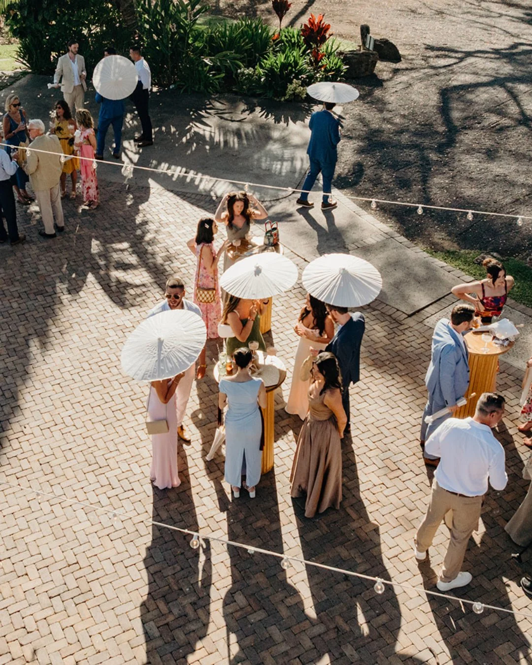 Parasols are the perfect accessory for wedding guests 🤍☀️ Head to our blog for more tips and tricks to keep your celebration chic and heat-friendly.⁠
⁠
Planning @opihilove⁠
Photography @keanibakula
Flowers Bella Bloom @bellabloommaui ⁠
Rentals @rioe