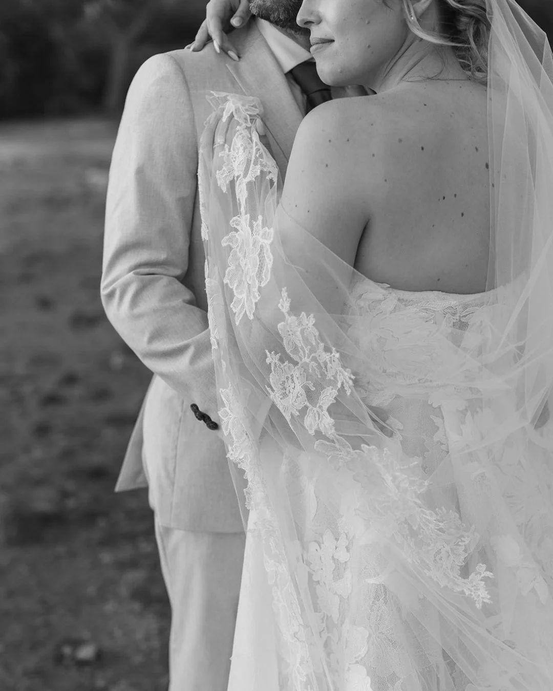 Timeless touches from Ashlee &amp; Yoav&rsquo;s Maui wedding. ✨⁠
⁠
Venue: @theolowaluplantationhouse⁠
Planner: @opihilove⁠
Photographer: @matiasezcurraphotography⁠
H+M: @meiliautumnbeauty⁠
Video: @nokaoifilms⁠
Catering: @cuttingedgecatering⁠
Cake: @f