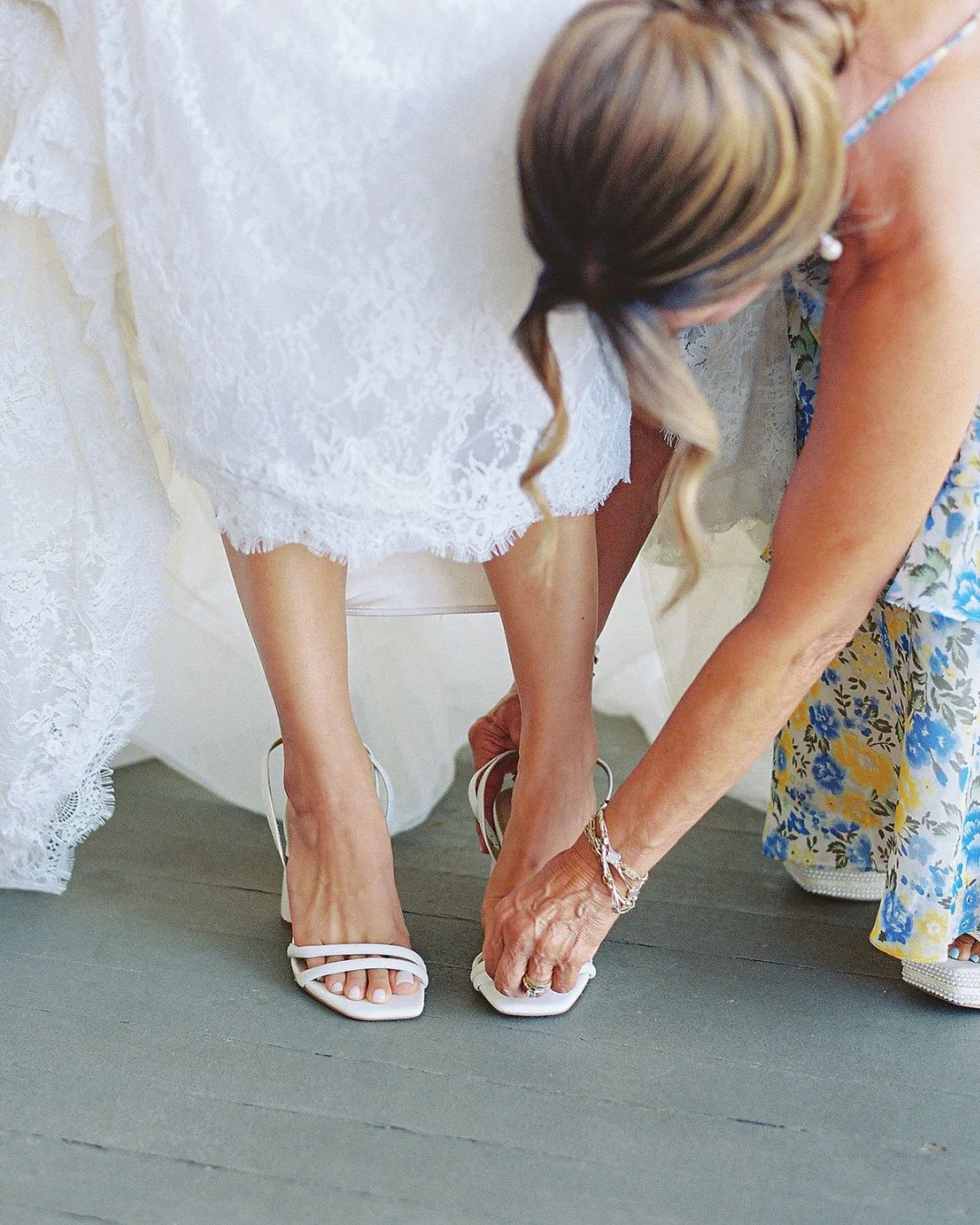 Finishing touches before &ldquo;I do&rdquo; ✨💍⁠
⁠
Planning: @opihilove⁠
Photography: @dmitriandsandra⁠
Content Creator: @mauisocialmedia_bts⁠
HMU: @ameliahairandmakeup @lokahicollective⁠
Flowers: @bellabloommaui⁠
Bar Service: @maui.bars⁠
DJ: @djskin