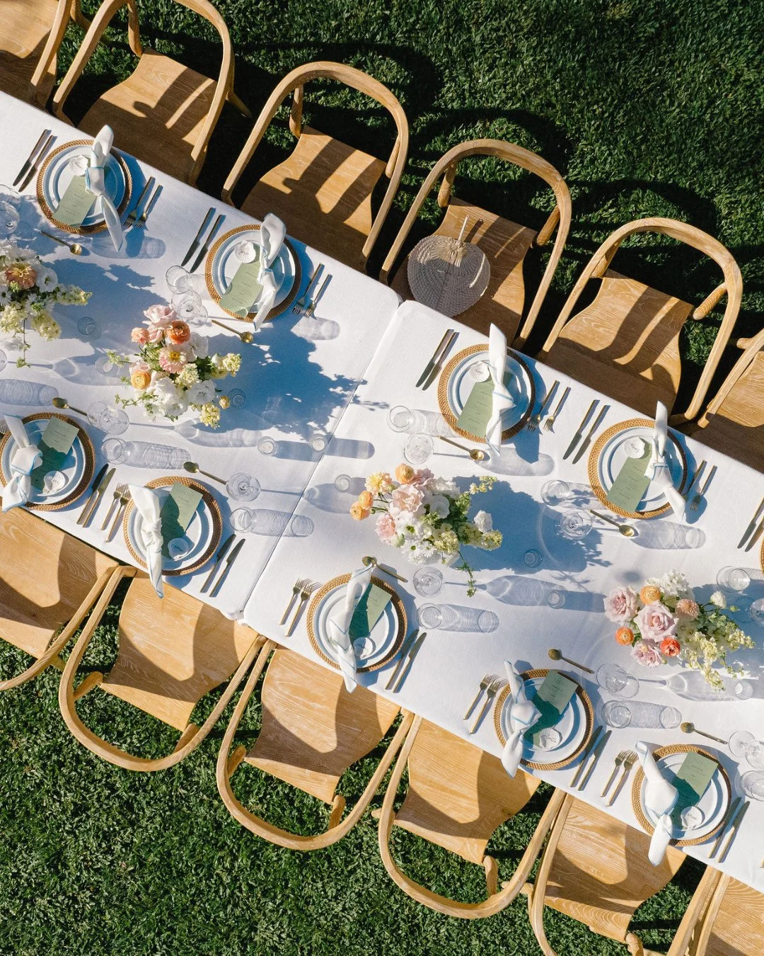 All in the details ⁠
⁠
From tablescapes to place settings to a bar with an ocean view ✨️⁠
⁠
Planning: @opihilove⁠
Photography: @dmitriandsandra⁠
Content Creator: @mauisocialmedia_bts⁠
HMU: @ameliahairandmakeup @lokahicollective⁠
Flowers: @bellabloomm