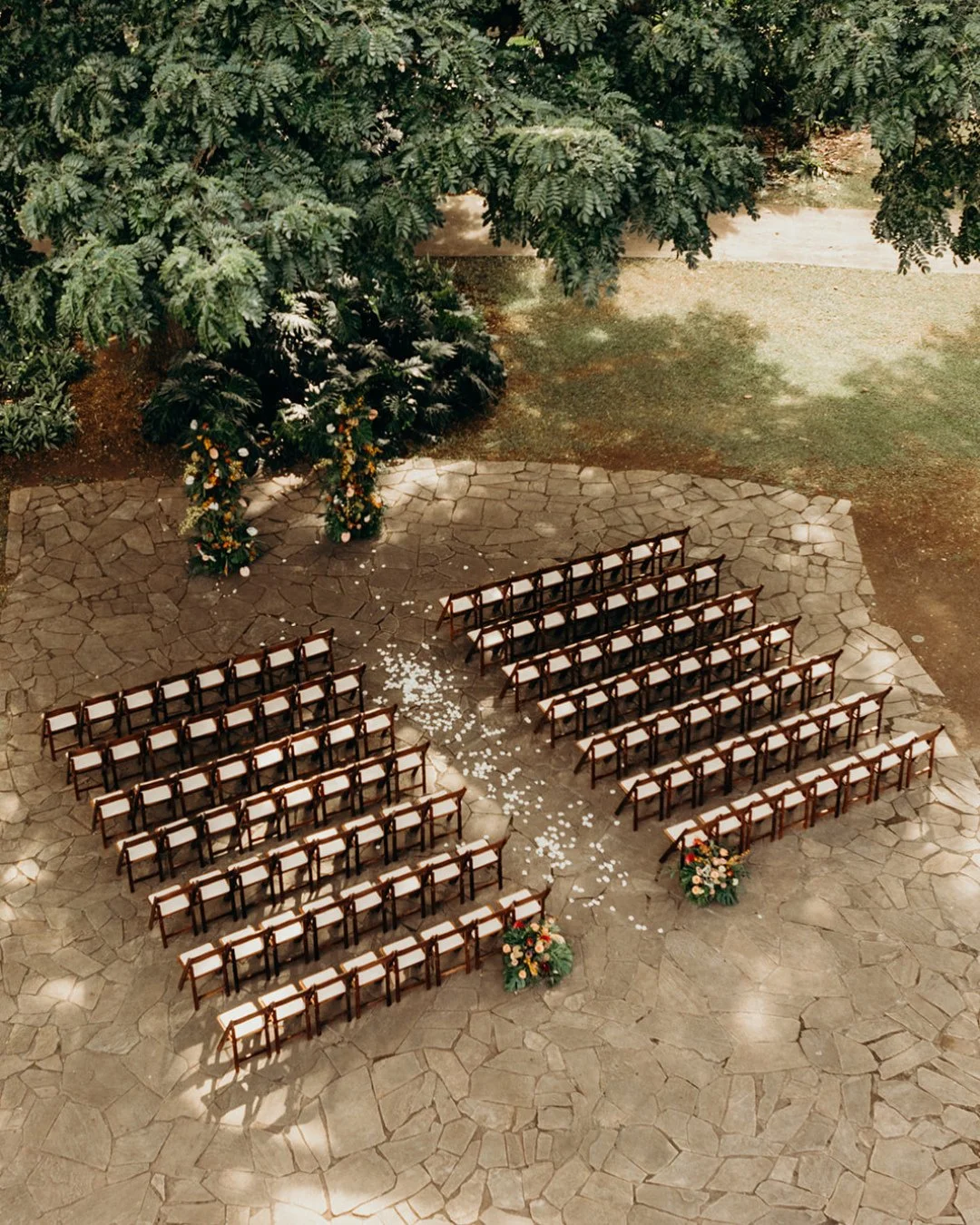 Your dose of fall wedding inspiration &mdash; warm tones, romantic details, and cozy island elegance. 🍂✨⁠
⁠
Planning @opihilove⁠
Photography @keanibakula