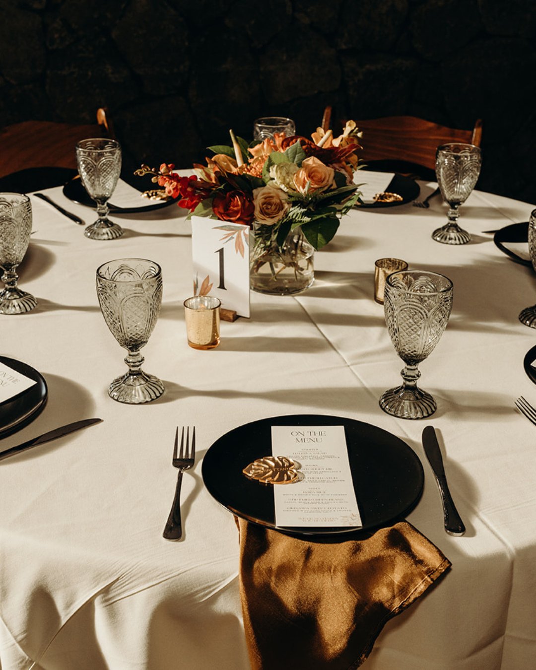 Tablescapes for Lauren and Brandon: Rich colors, fall florals, and the perfect blend of romance and seasonal charm. 🍂✨ ⁠
⁠
Planning @opihilove⁠
Photography @keanibakula