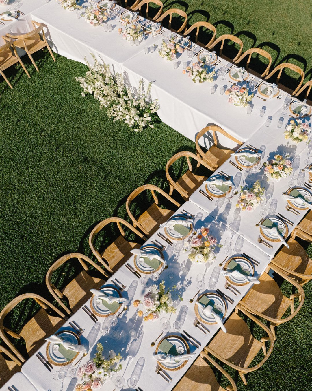 A U-shaped table moment 🤍✨⁠
We love how this style feels intimate, inviting, and beautifully showcases every detail.⁠
⁠
Planning: @opihilove⁠
Photography: @dmitriandsandra⁠
Content Creator: @mauisocialmedia_bts⁠
HMU: @ameliahairandmakeup @lokahicoll