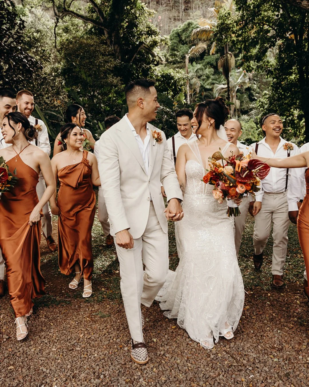 The newlyweds, framed by the loved ones who stood beside them on this beautiful day 🤍⁠
⁠
Planning @opihilove⁠
Photography @keanibakula