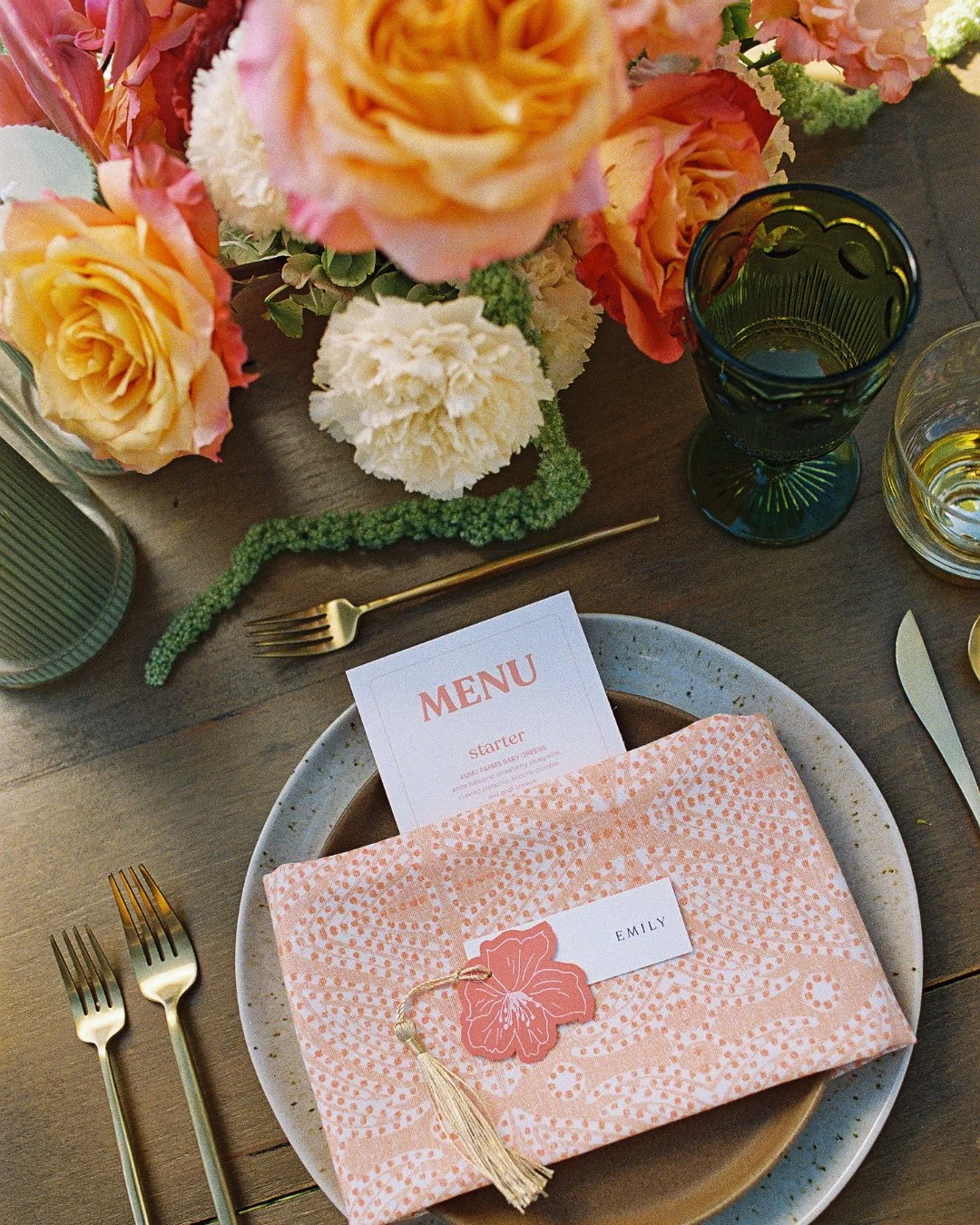Vibrant florals and fabrics to bring these lovely tables to life 🌸⁠
⁠
Planning + Design: @opihilove⁠
Photography: @dmitriandsandra⁠
Videography: @drewwilliamsweddings⁠
Content Creator: @mauisocialmedia_bts⁠
Bride&rsquo;s Hair: @lokahicollective @hai
