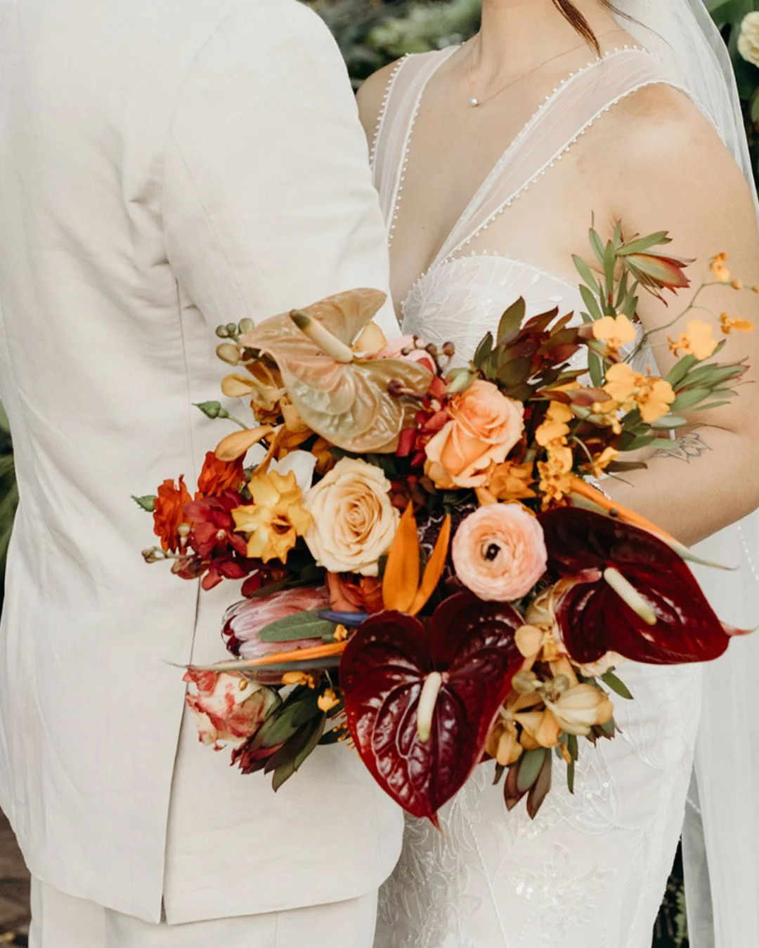 Deep, rich hues for your bouquet, perfect for cozy fall and winter weddings 🍂❄️ Think burgundy, burnt orange, and moody greens to bring warmth and elegance to your day. ⁠
⁠
Planning @opihilove⁠
Photography @keanibakula⁠