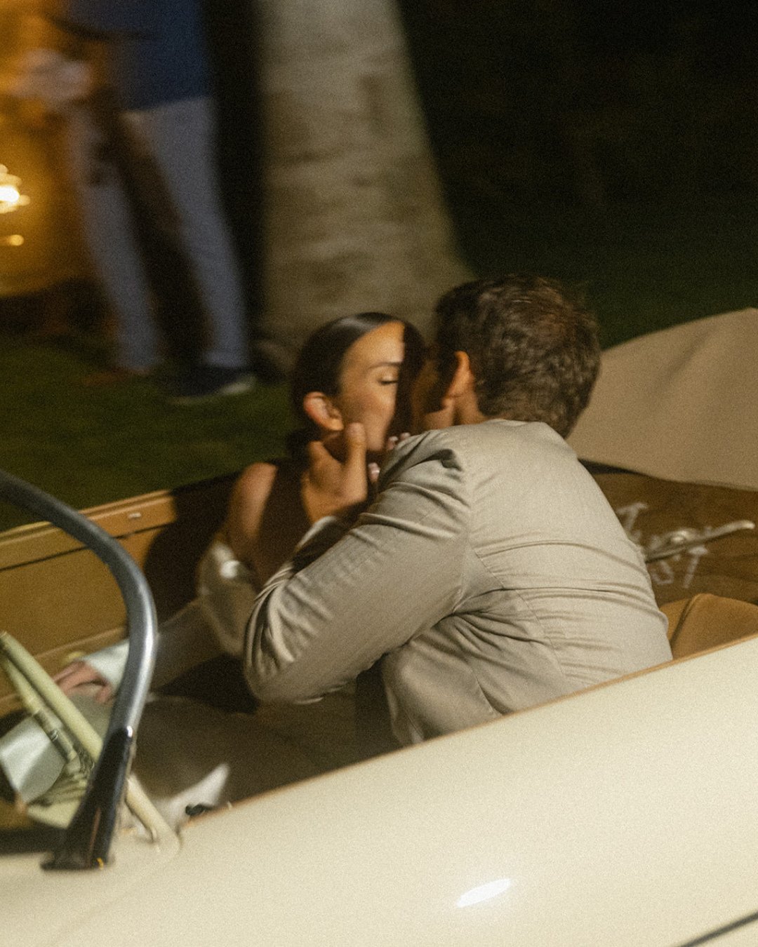 The kind of send-off that feels like a movie moment 🎞️✨⁠
⁠
Venue | @hotelwailea ⁠
MUA | @meiliautumnbeauty ⁠
Photographer | @estherscanon ⁠
Catering | @cuttingedgecatering⁠
Cocktails | @garnishcraftcocktails ⁠
Vintage Car | @mauiroadsters ⁠
DJ | @ma