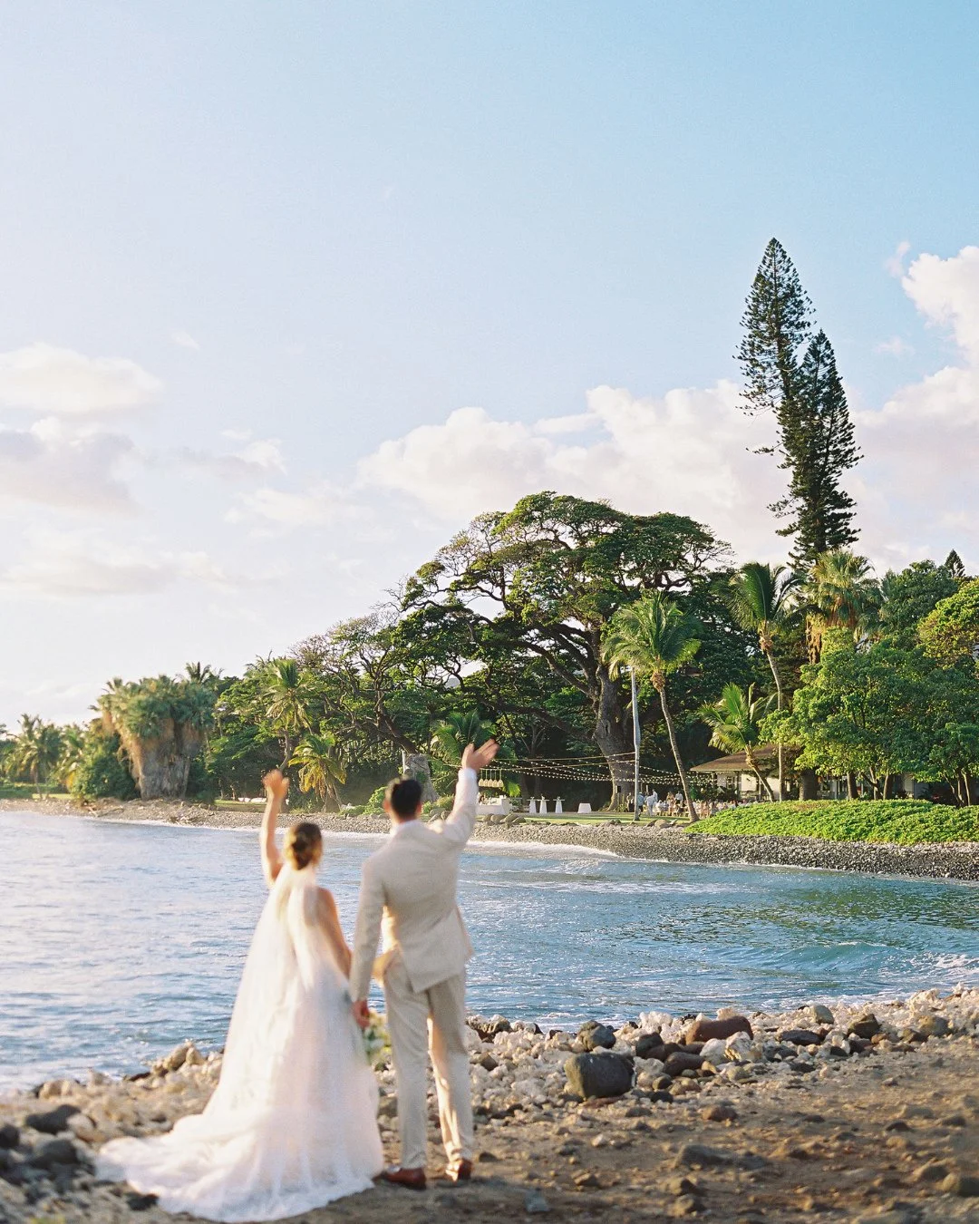 Newlywed glow + waving to their favorite people⁠ 🤍⁠
⁠
Planning: @opihilove⁠
Photography: @dmitriandsandra⁠
Content Creator: @mauisocialmedia_bts⁠
HMU: @ameliahairandmakeup @lokahicollective⁠
Flowers: @bellabloommaui⁠
Bar Service: @maui.bars⁠
DJ: @dj