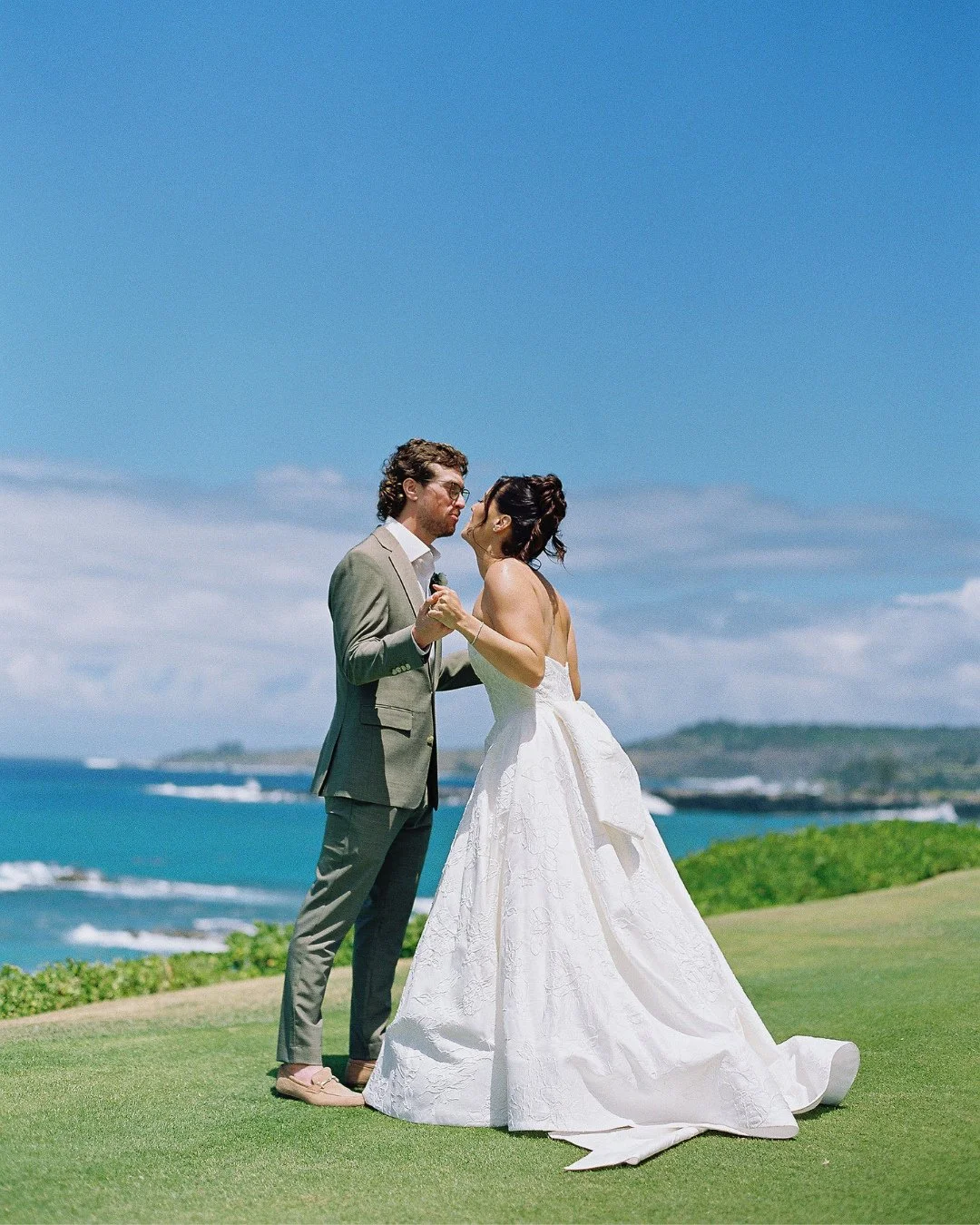 Say &ldquo;I do&rdquo; with an ocean view 🌊✨ Start planning your dream Maui or Oahu wedding with us today.⁠
⁠
Wedding Planning @opihilove⁠
Maui Wedding Venue: The Point at @montagekapalua⁠
Photographer @dmitriandsandra⁠
Florals @fernhouseflowers⁠
Ha