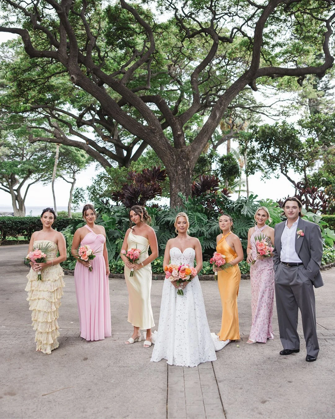 Surrounded by your people, just as it should be ✨⁠
⁠
A moment of love, laughter, and everything that makes the day unforgettable.⁠
⁠
Planning: @opihilove⁠
Venue: @theolowaluplantationhouse⁠
Florals: @bellabloommaui⁠
Video: @zeb.films⁠
Hair + Make Up: