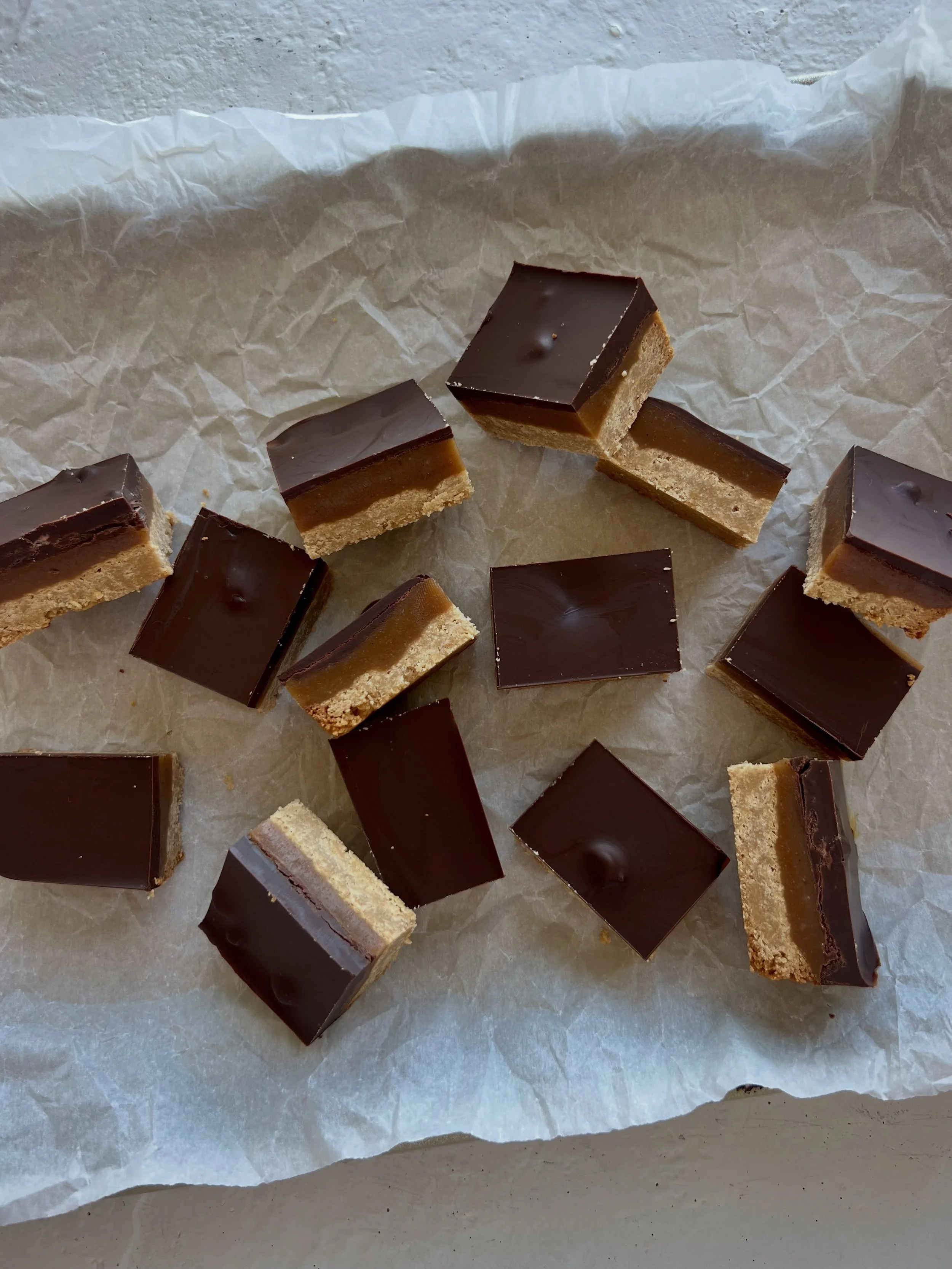 if you love Twix bars, you NEED to make these 🍫🥜

crispy protein shortbread, a thick peanut butter caramel layer + dark chocolate with flaky sea salt&hellip; these are actually SO good

basically my homemade take on a Twix, made with simple ingredi