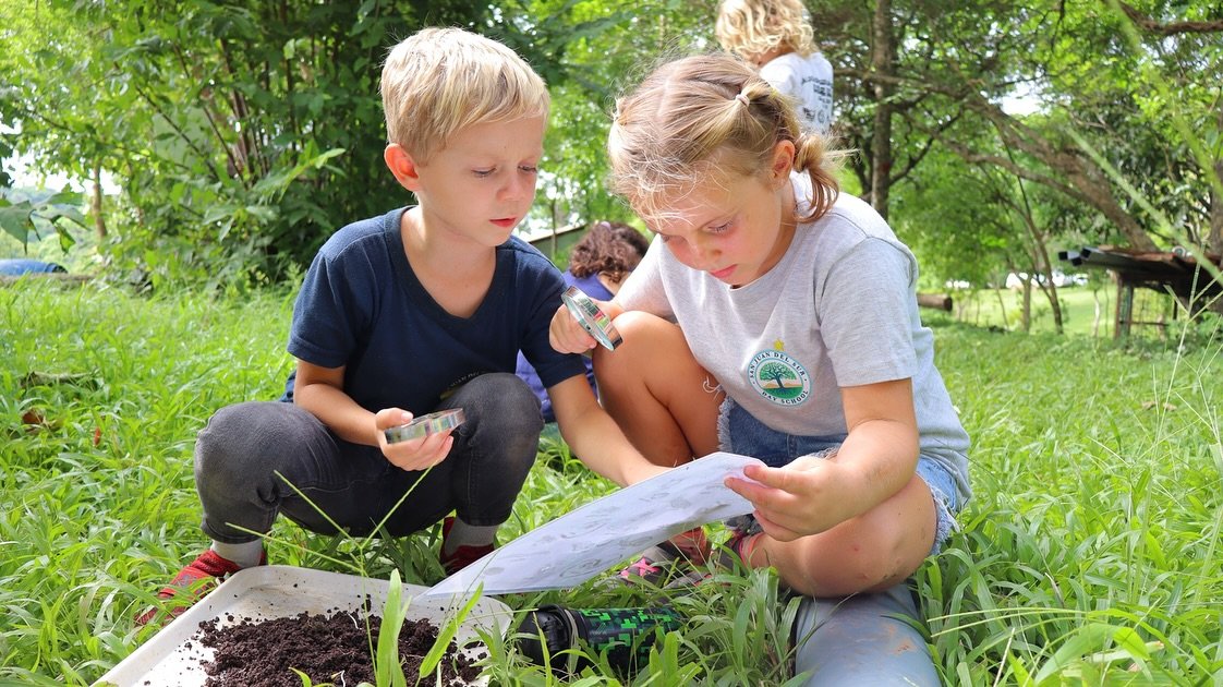 🌱 Why choose San Juan del Sur Day School? 🌎

🌿 Commitment to sustainability: We teach our students from a young age to care for the planet through hands-on activities like composting. 🍏🍃

✨ Practical, bilingual education: Our students learn by d