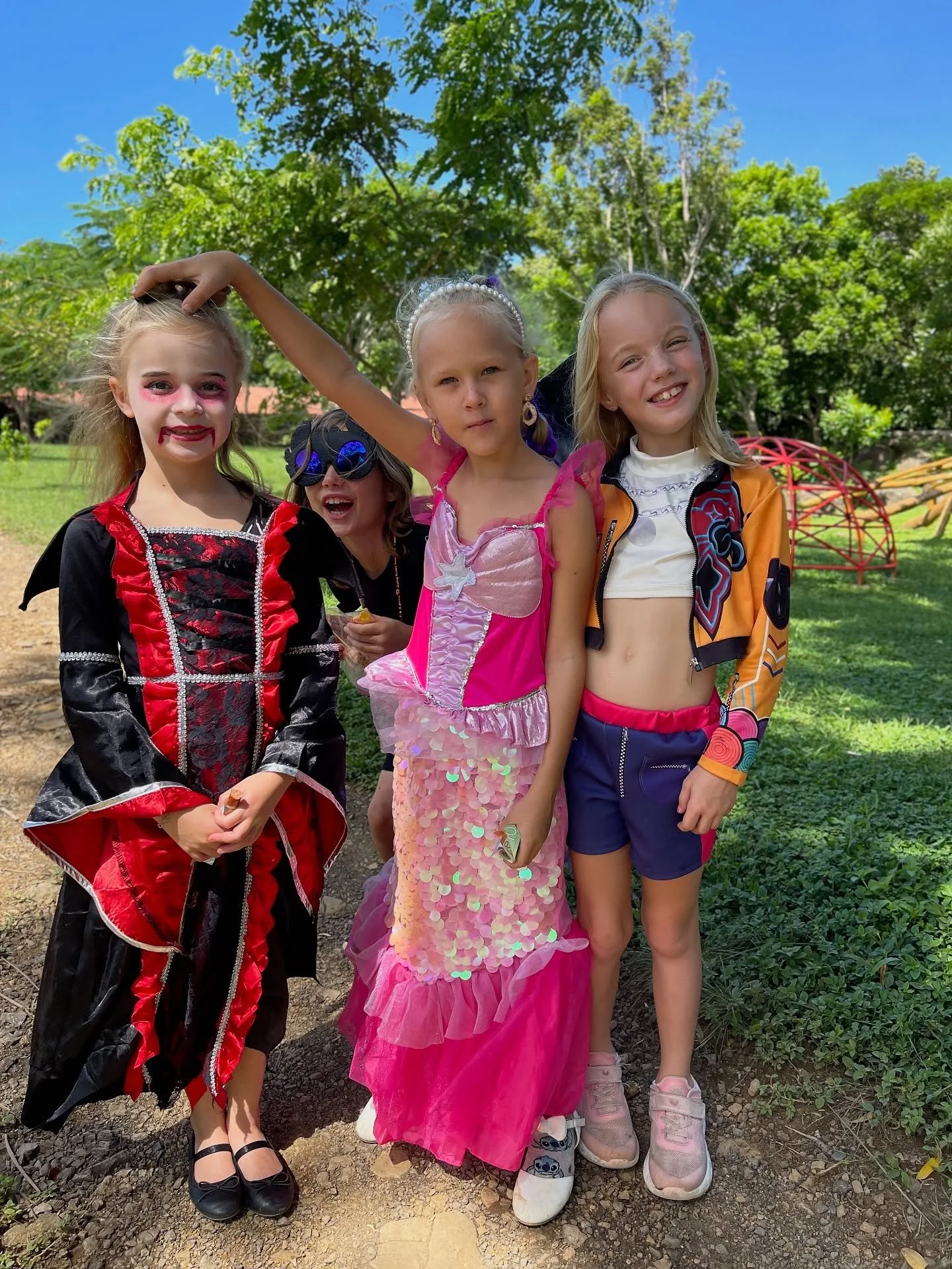 Fun, color, and lots of sweet smiles! 🧁👻😊

#SJDSDaySchool #costumeparade #bakesale #sanjuandelsur #nicaragua #greenschool #kid