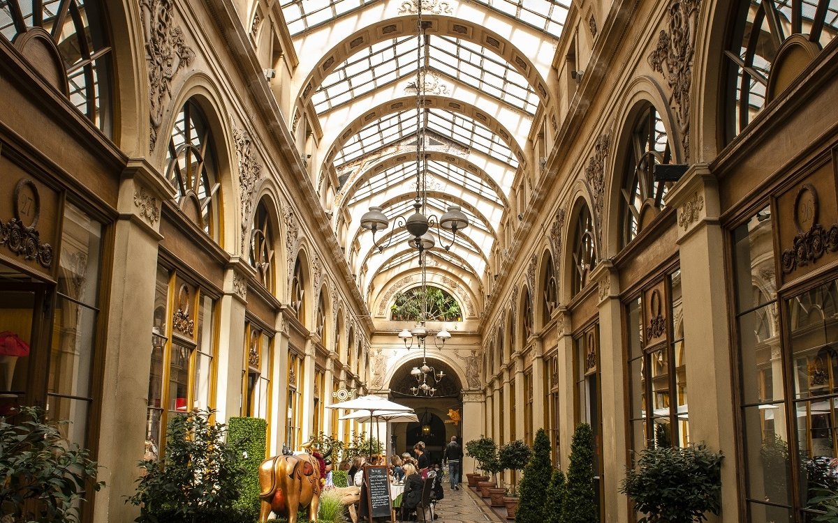 Passages Couverts walking tour with art historian Ingrid Held