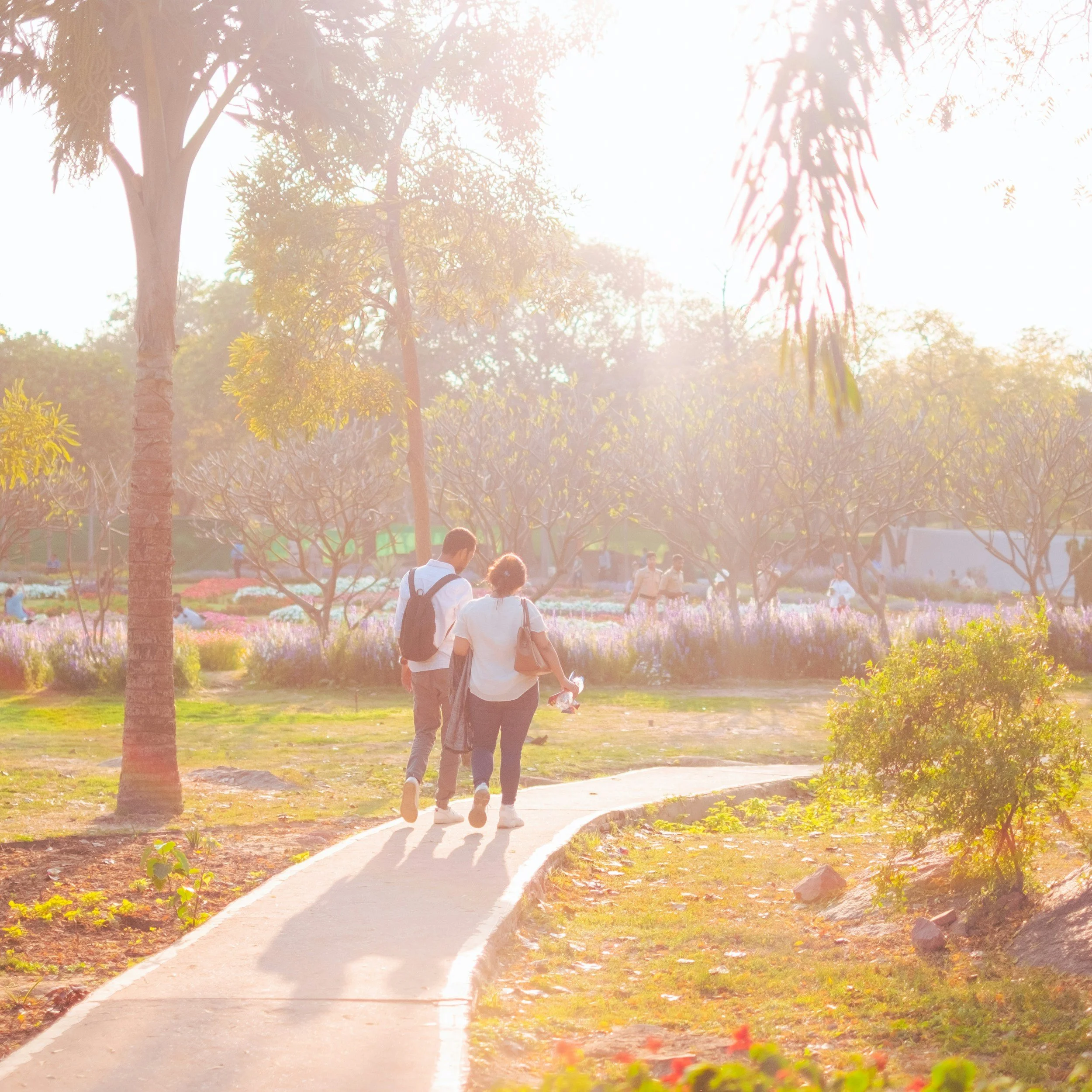 What is 假日夫妻 weekend couple? 