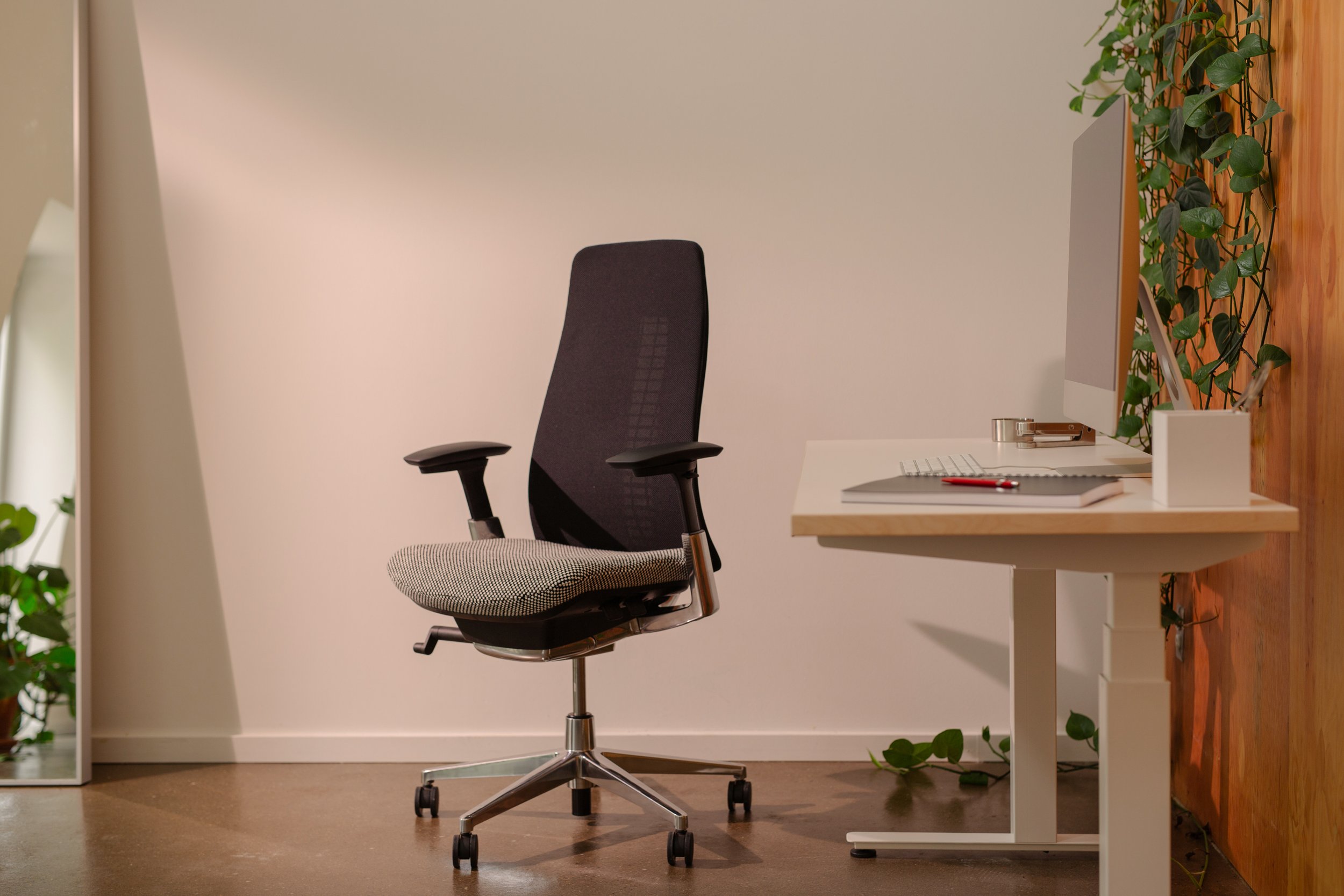 fern-chair-off-white-standing-desk-59in-DP-30.jpg
