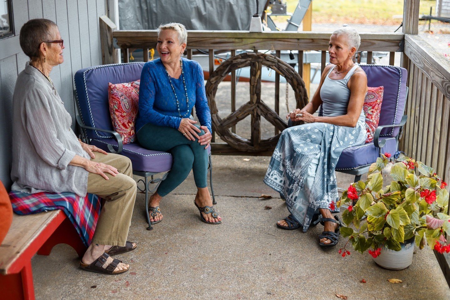 Spring breezes and joyful ease. Unwinding on the porch after a hot yoga session. This is how we embrace the season at Synergy! Flow with friends at tonight's 5:30 PM community class and enjoy the perfect porch hang.