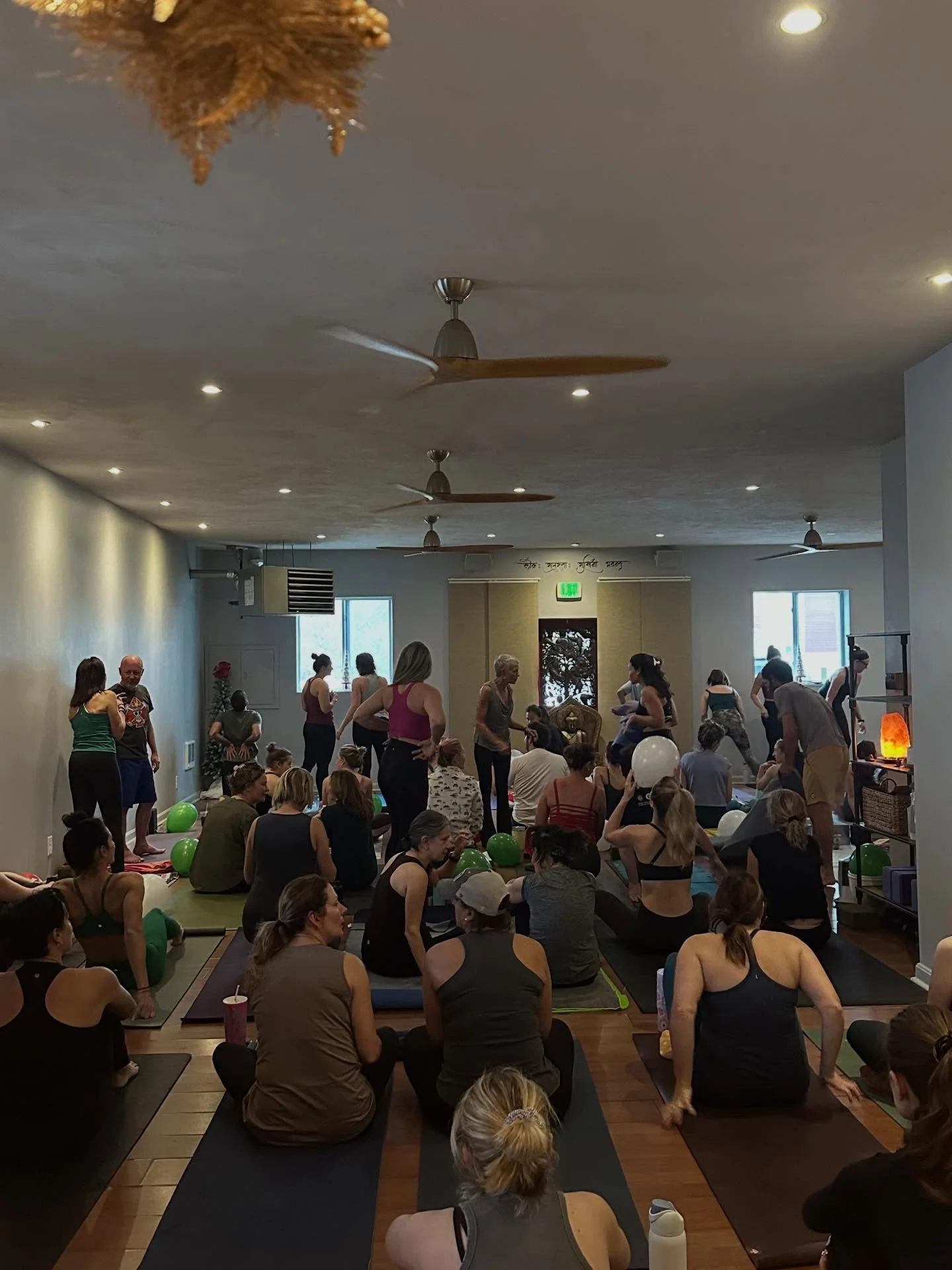 Christmas Love at Synergy ❤️ full house for our Christmas Eve class surrounded by all my favorite yogis. I hope you all have a wonderful Christmas 🎄❤️