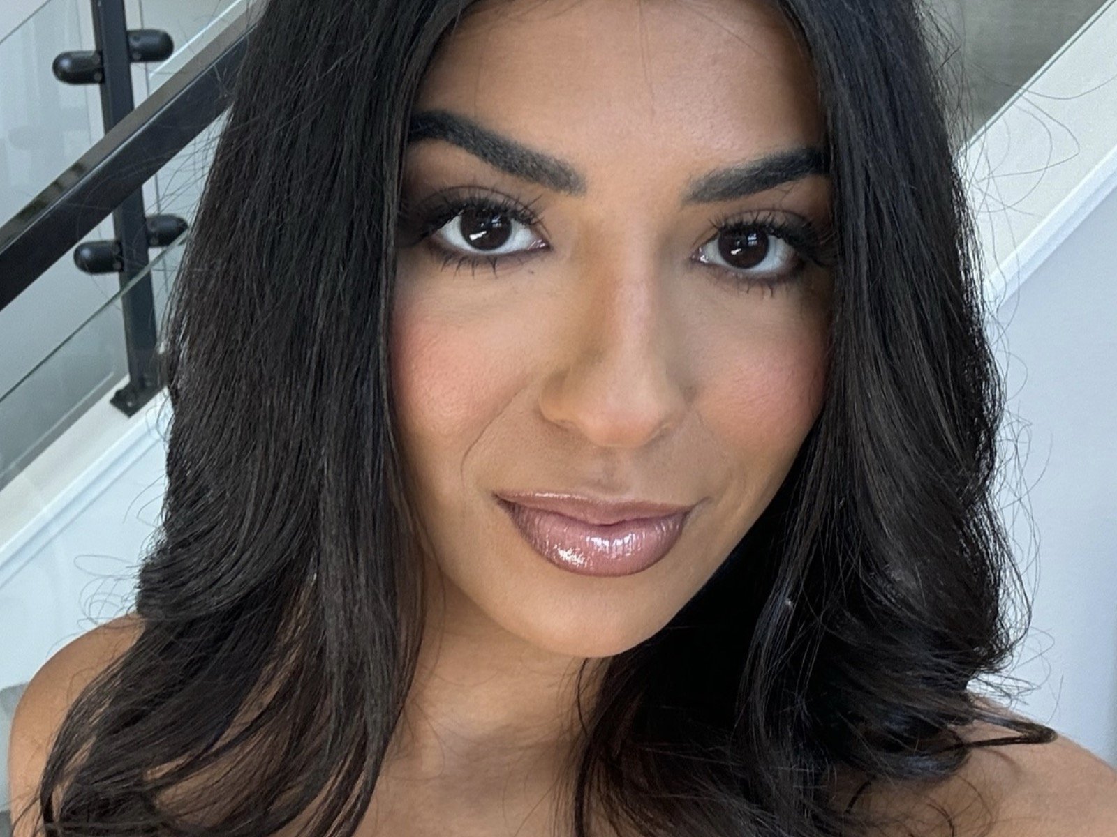 Jasmine Sherni My forever crush has the most delicious glowing selfies