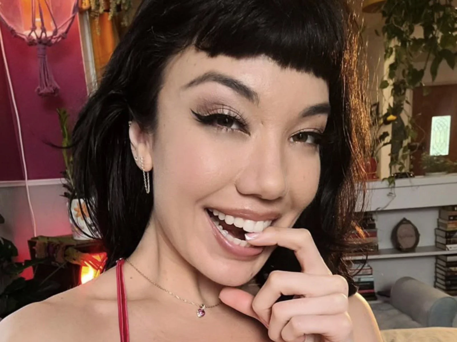 Little Puck: I am geeking out over the baddie’s glowing blue and red selfies