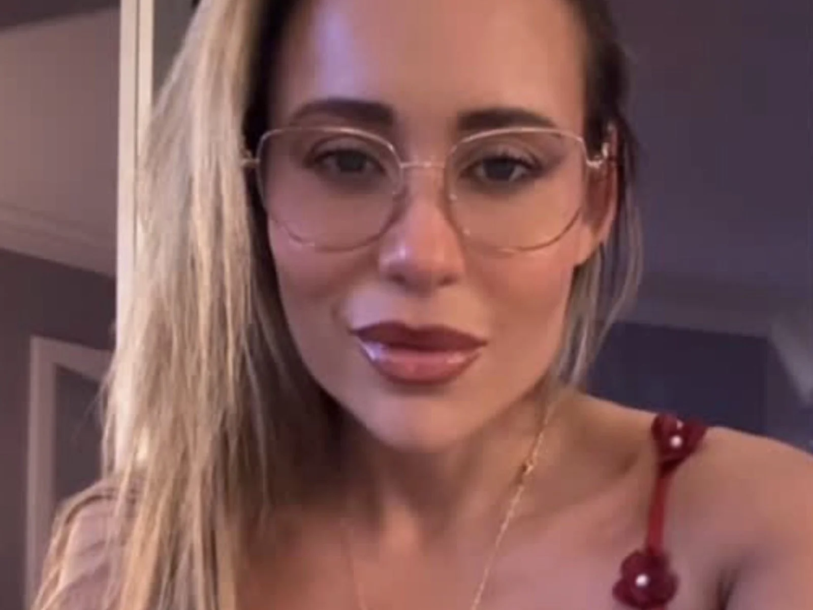 Carmela Clutch: The living red alert is all types of jaw-dropping