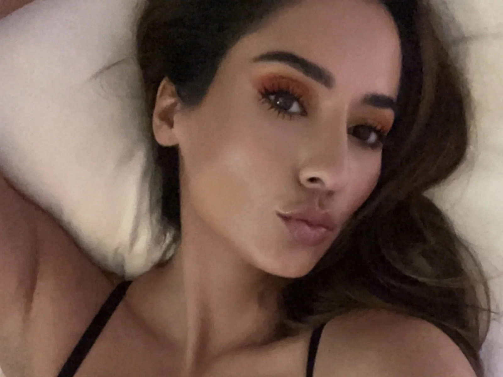 Reena Sky: The bedroom selfies are pure wallpaper-worthy