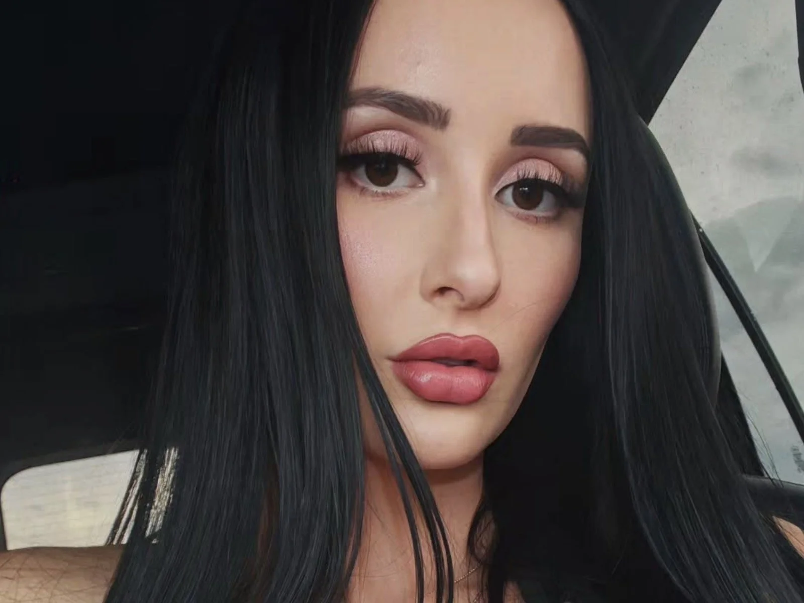 Violet Voss: It’s pure car selfie perfection from the gorgeous stunner