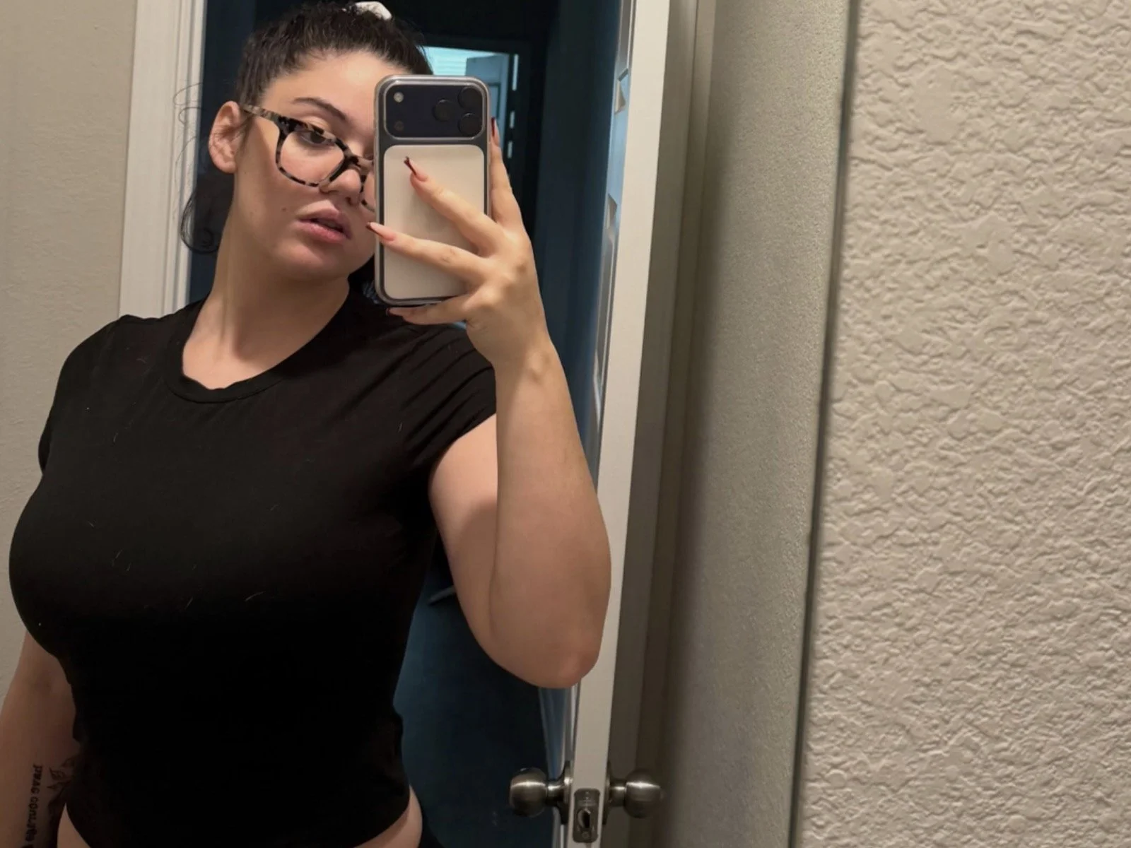 Ellie Nova: My crush-crush’s mirror selfies always turn frowns upside down