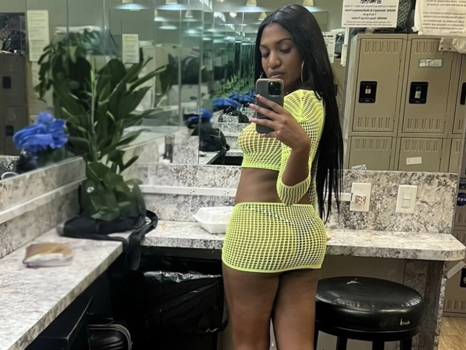 Naomi Noel: It’s all about mirror teasing in the selfie flexing