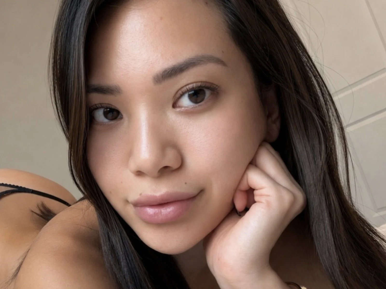 Vina Sky: It’s pure selfie baddie goals in the selfie flexing