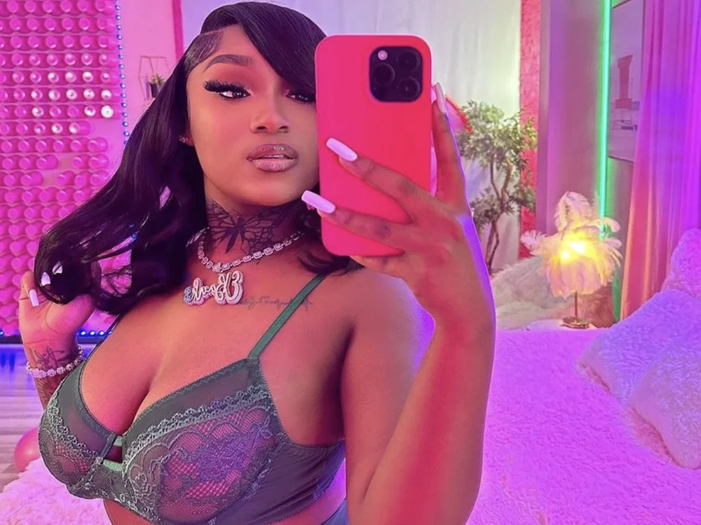 Erica Banks: The mind-blowing bedroom selfies has me never wanting to