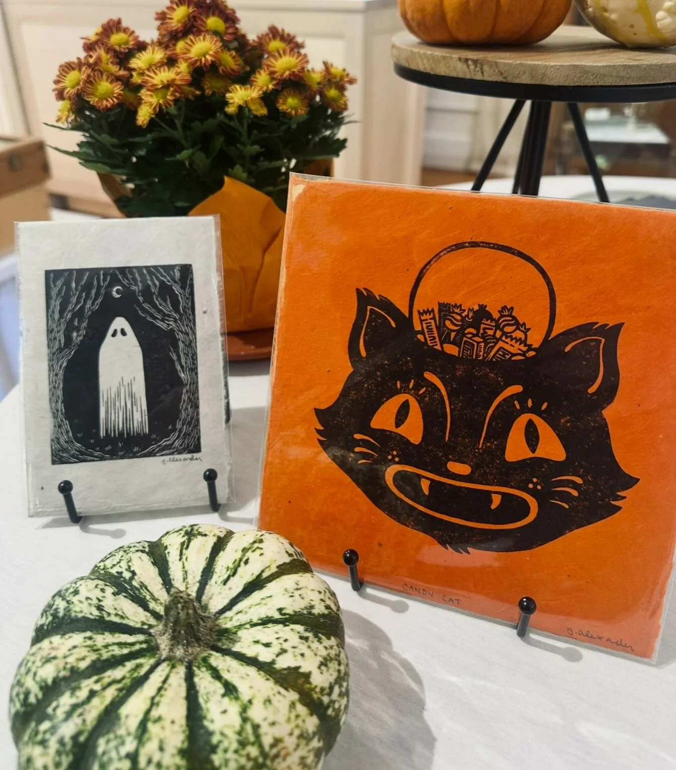 I have a few new autumnal offerings at @sawmillriverarts now. 🍂 Come shop my work (and the work of 30+ other local artists) Thursdays through Mondays from 11am-5pm! 

#linocut #montaguema