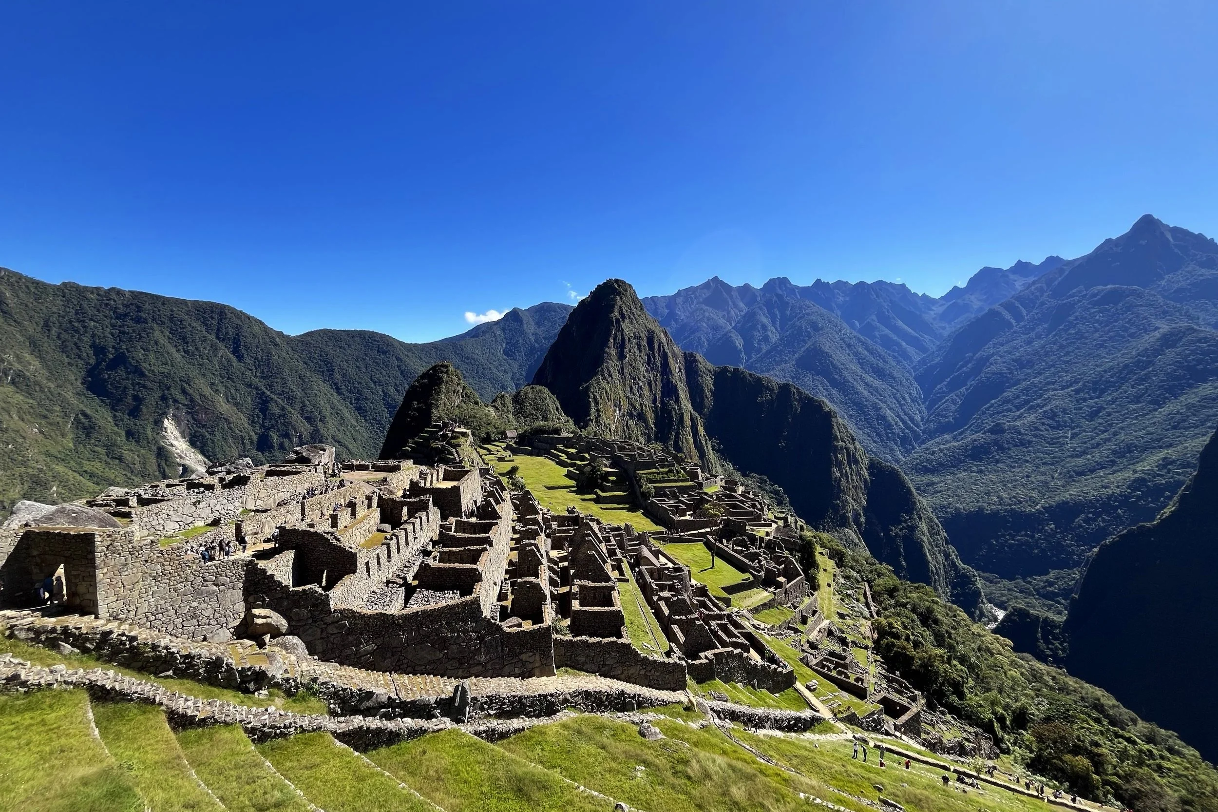 Sitio arqueológico de Machu Picchu en las montañas de Perú bajo un cielo despejado.