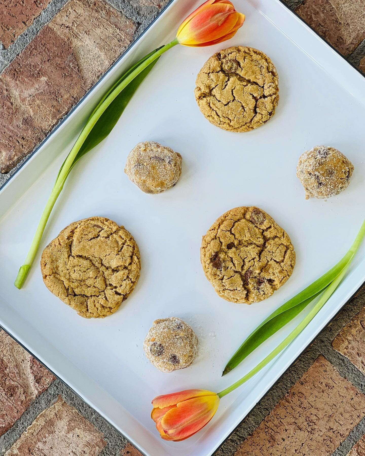 Getting ready for the May retreat @goldengroveretreats, which starts today, and I have a very important question for you: which do you prefer, the cookie or the dough? These delicious cookies by @eatmealhouse are so good I adore them both ways. 🍪 🌷