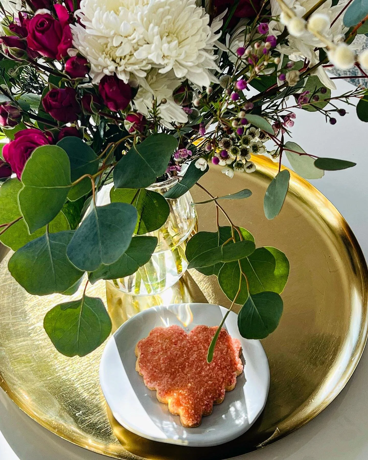 The February retreat here @goldengroveretreats is going just lovely, thanks to flowers by @the.garden.muse and cookies from @jaime.m.kirby. ✨❤️🌺