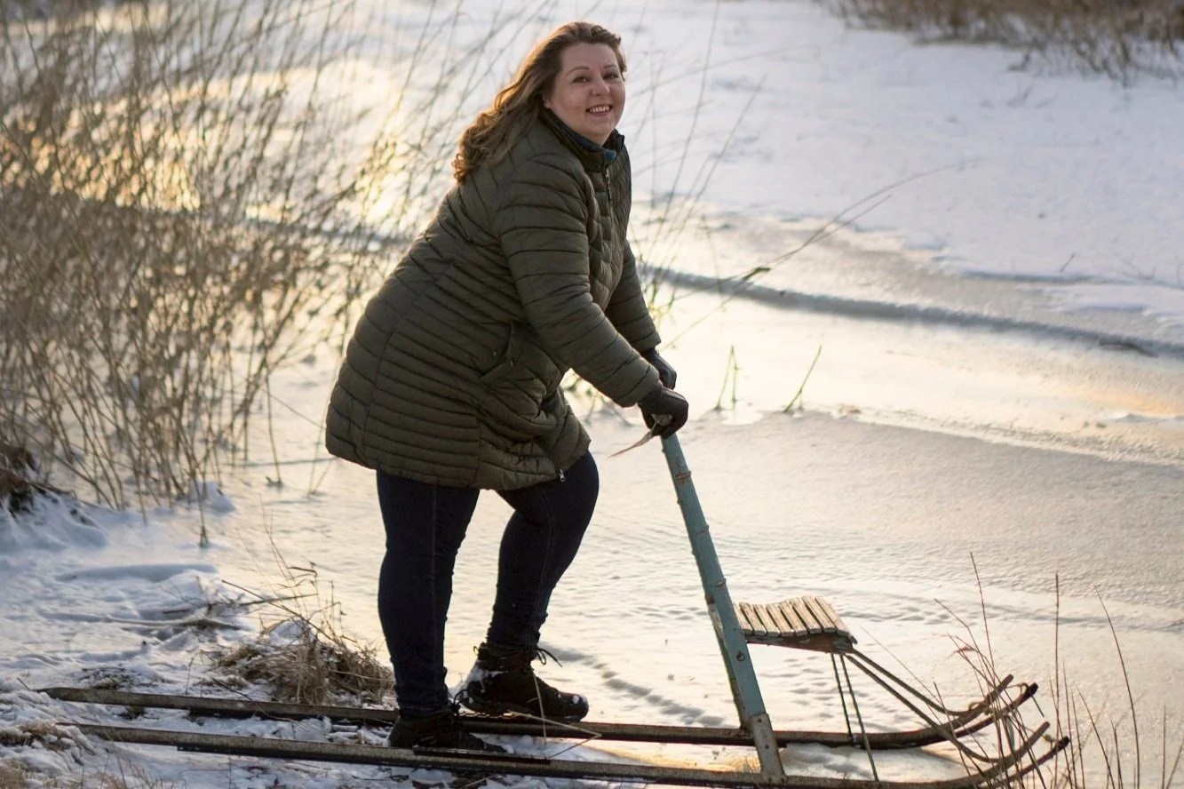 Helen potkukelkan kanssa menossa jäälle.