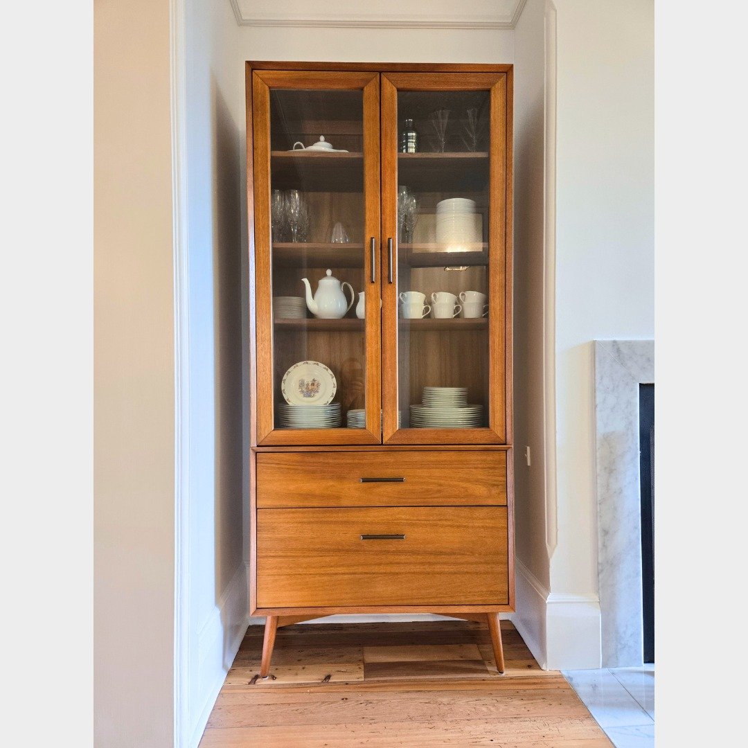 In love with this @westelm cabinet - the perfect display for @rebecca_makes_stuff  and Conor's lovely wedding china 😍👏

....
....
....
Ps. not sponsored - I genuinely just love it 😅

#InteriorDesign #MosmanHome #MosmanLiving #LivingSpace #DanishDe