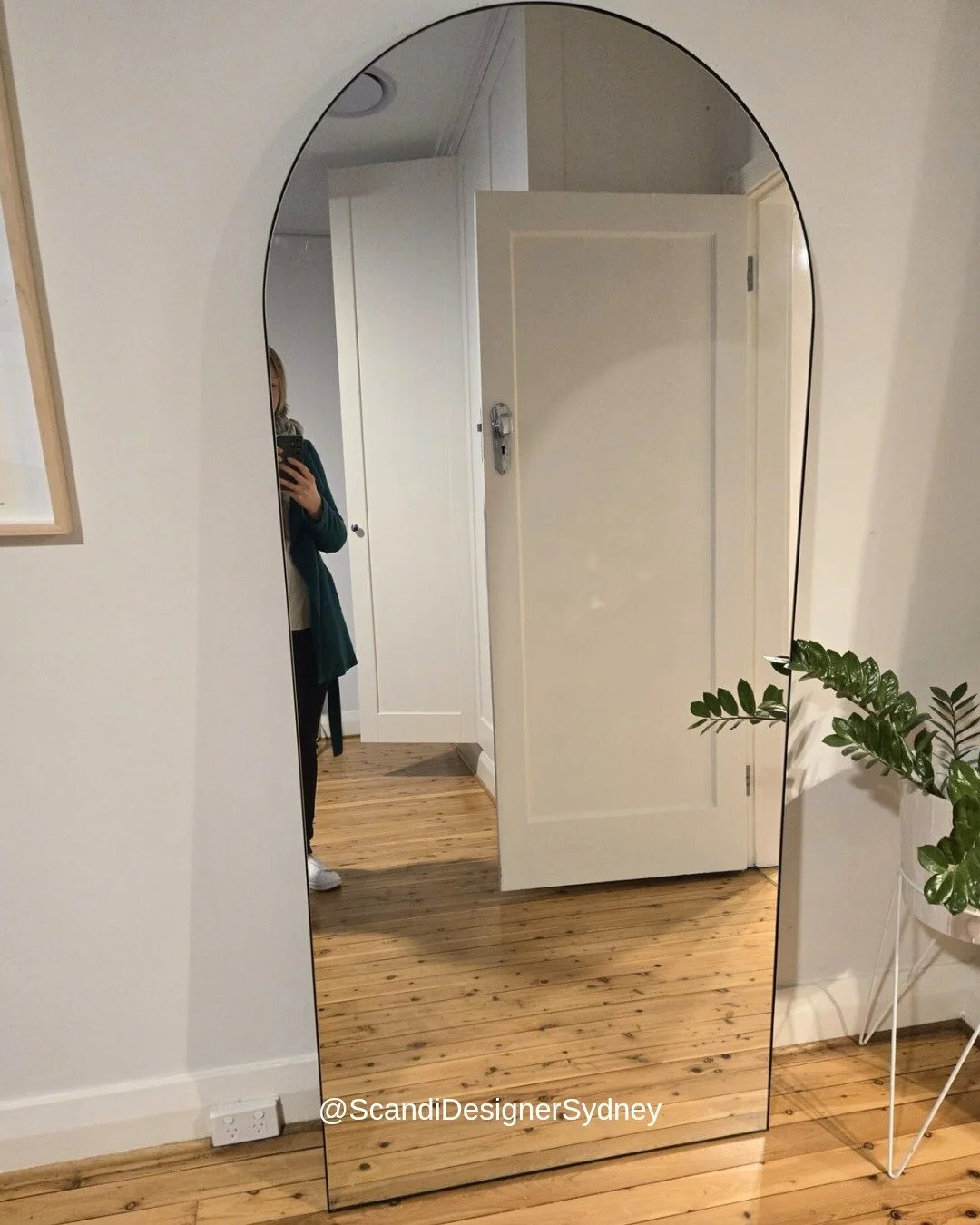One of the first things I do with a new client, is to ask what their most loved belongings are - you know, those treasure troves that we can't bear to pass on and deserve a special place in our homes 💎🍾😍 This mirror is one of those fab items, that