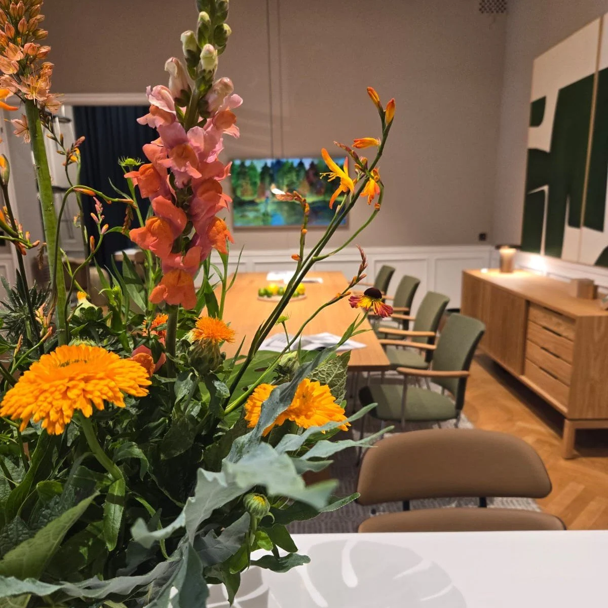 Plants and flowers make a massive difference to any space! 💐
This is why luxury hotels and conference rooms spend thousands on bouquets and curated arrangements - Not just to look good, but because it makes us FEEL good 🍸🍾😍 It's a small thing wit