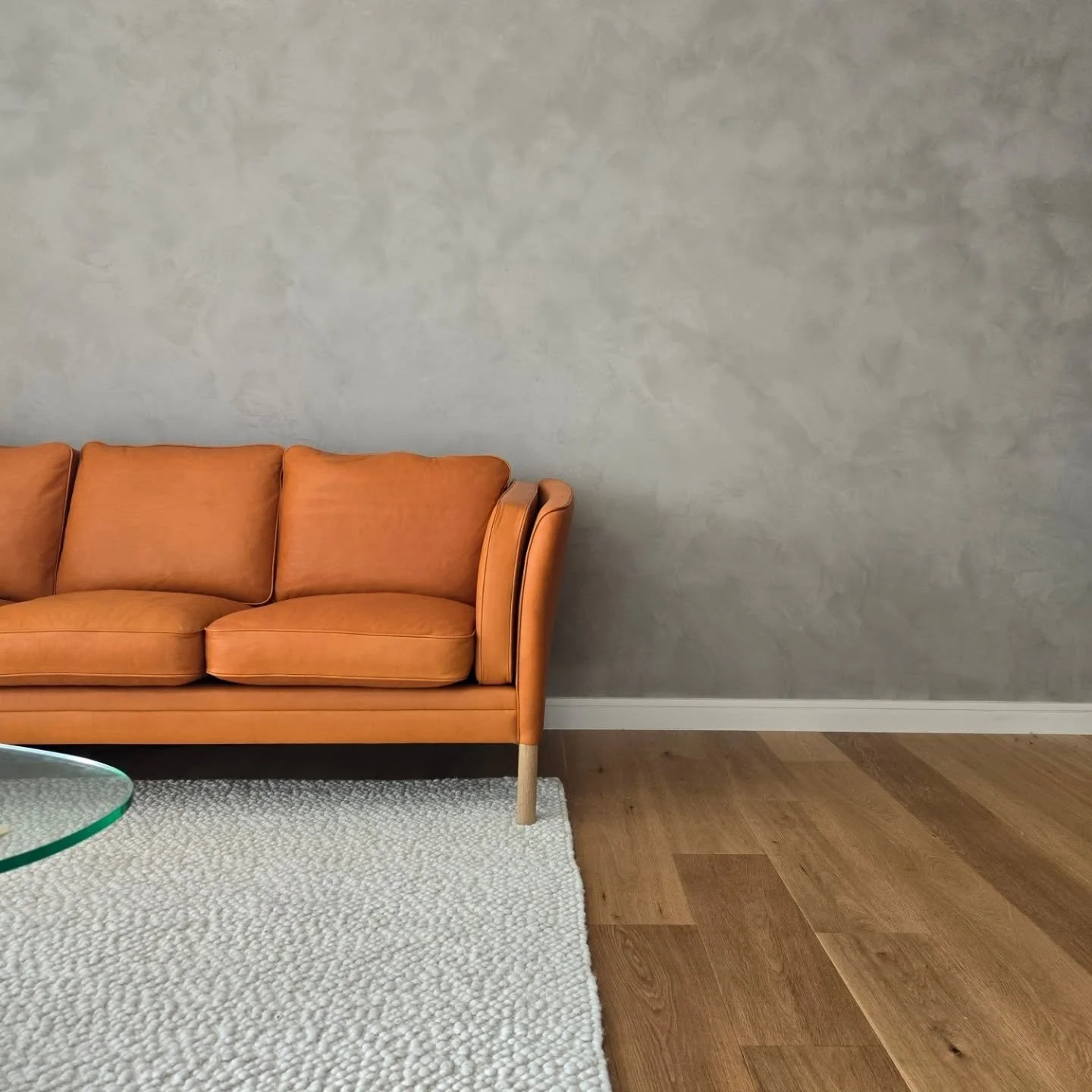 After 7 months (yep, good things take time), the sofa has finally arrived, and it's SO yummy 😍 super comfy and gorgeous up against the venetian plaster 👌 Happy client, happy me!
...
...
@greatdanefurniture 
@coreylucaspainting 
@unitexrugs
...
...
