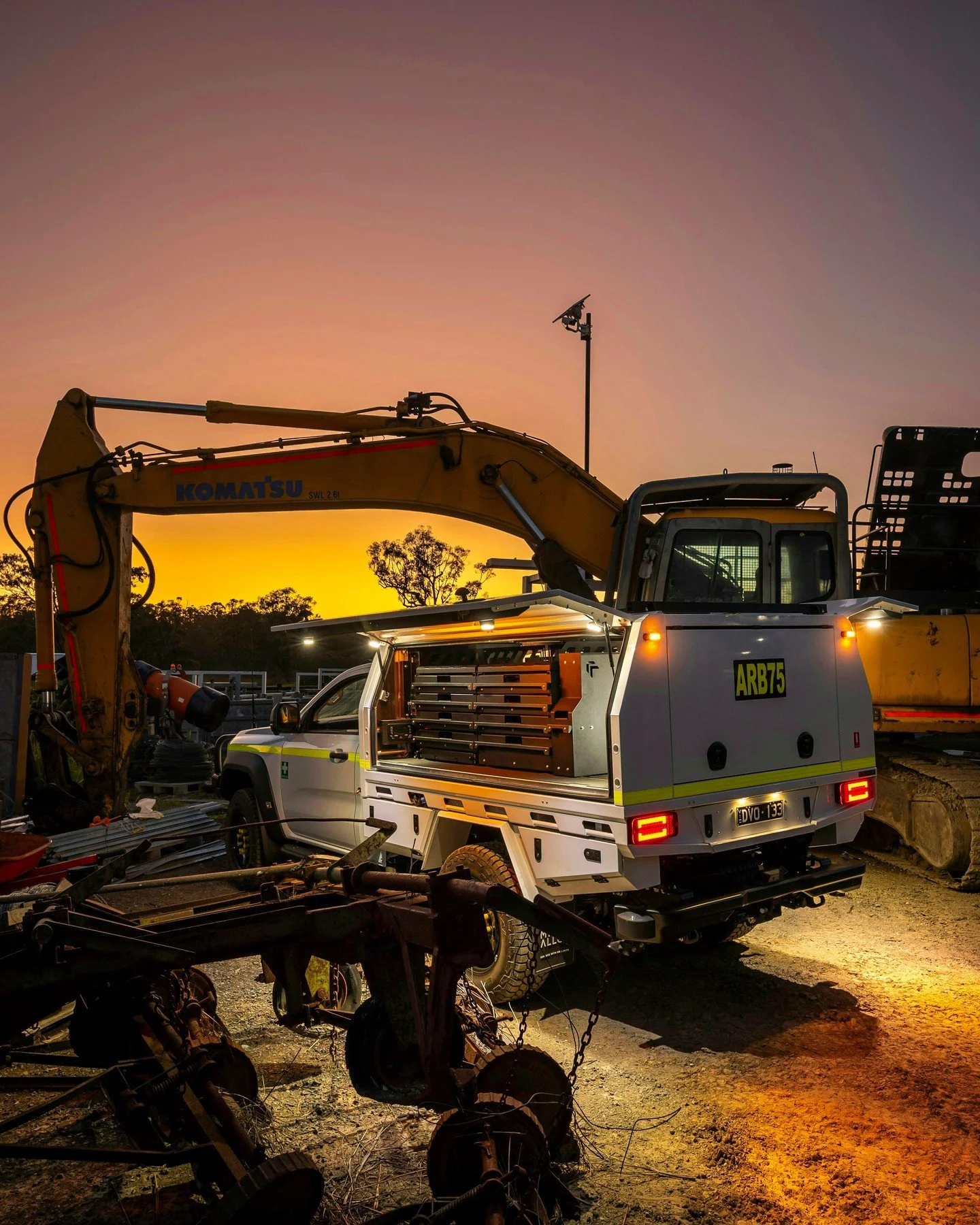 Days are getting darker, but the work doesn&rsquo;t stop 🌅⚒️

From mine sites and civil works to touring and trade setups, Out Of Town 4WD Group builds vehicles ready for the job, day or night.

✔️ Canopies &amp; Tool Boxes
✔️ Drawer Systems &amp; S