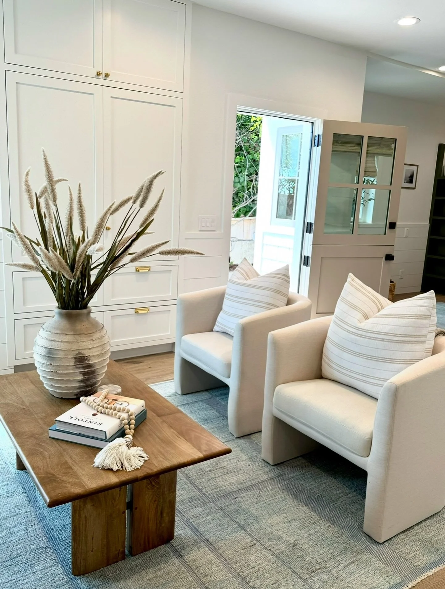A pretty place to sit and ponder&hellip;just how gorgeous that ring is. 💍
.
#swiftengaged #kelceswift #taylorswift #swiftieforever #homestaging