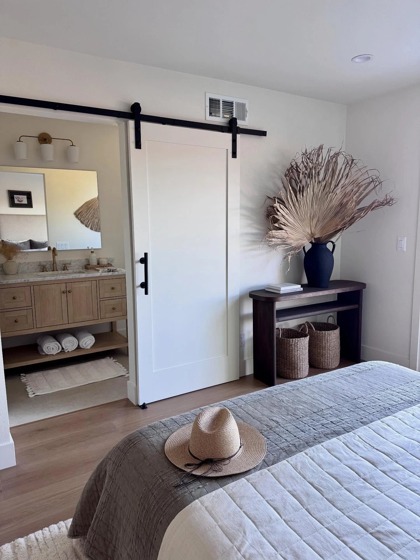 AGENTS: You&rsquo;re going to want to get your Thousand Oaks buyers ready for this one. It&rsquo;s Coming Soon and it&rsquo;s SO good. Great neighborhood, great price, and absolutely STUNNING inside! 👏🏼
.
Staged by @noeticinteriors 
Reno Design by 