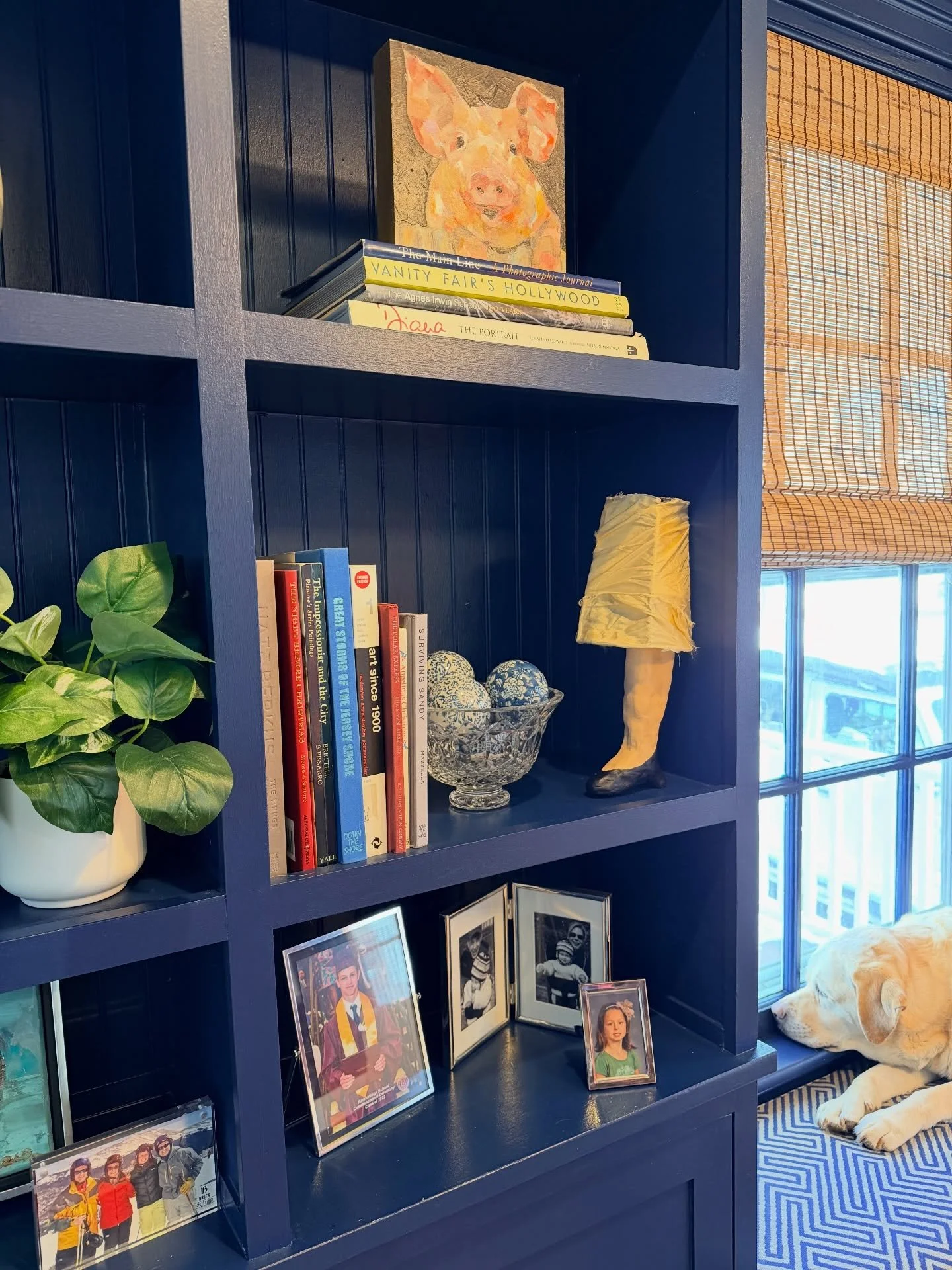 My daughter snuck her school art project into the bookcase vignette and ngl&hellip;it took me a few weeks to notice. I think it&rsquo;s gonna stay. 

Have you thanked your kid&rsquo;s art teacher today? You should ✌️

Bookcase styling | interior styl