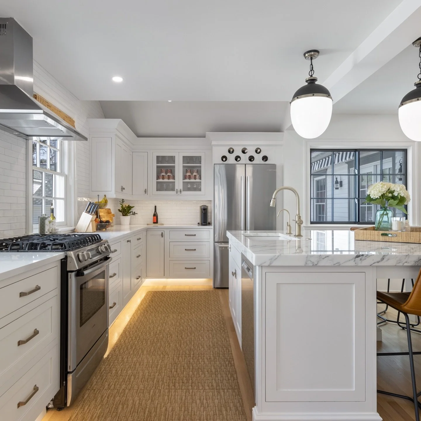 Celebrating the return of sunshine with everyone&rsquo;s favorite, a shiny before &amp; after glow up💫☀️🌷Open those windows now before the pollen invades! 

photo @cdbrephotography

#kitchenrenovations #whitekitchens #mainlineinteriordesign #coasta