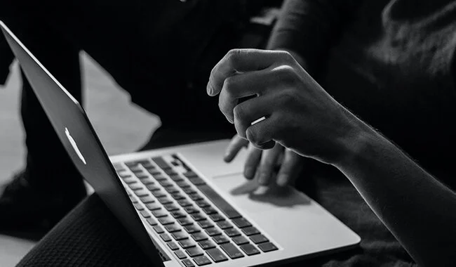 Asistencia en Persona vs. Asistencia en Línea y la Trampa Emergente de No Hacer Nada Bien 