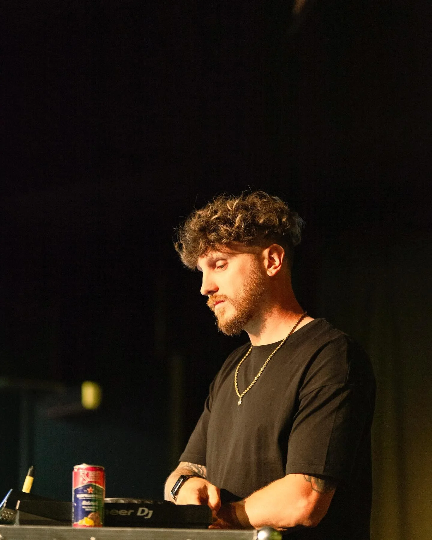 Retour en photo sur le dernier warmup &agrave; @lascenelebourgneuf pour la l&eacute;gende @martindalair 🤘🏼

📸 @johnatan_photographe / @studio_projet_encadre 

👉🏼 FYI les photos ont &eacute;t&eacute;s prises &agrave; l&rsquo;ouverture des portes,