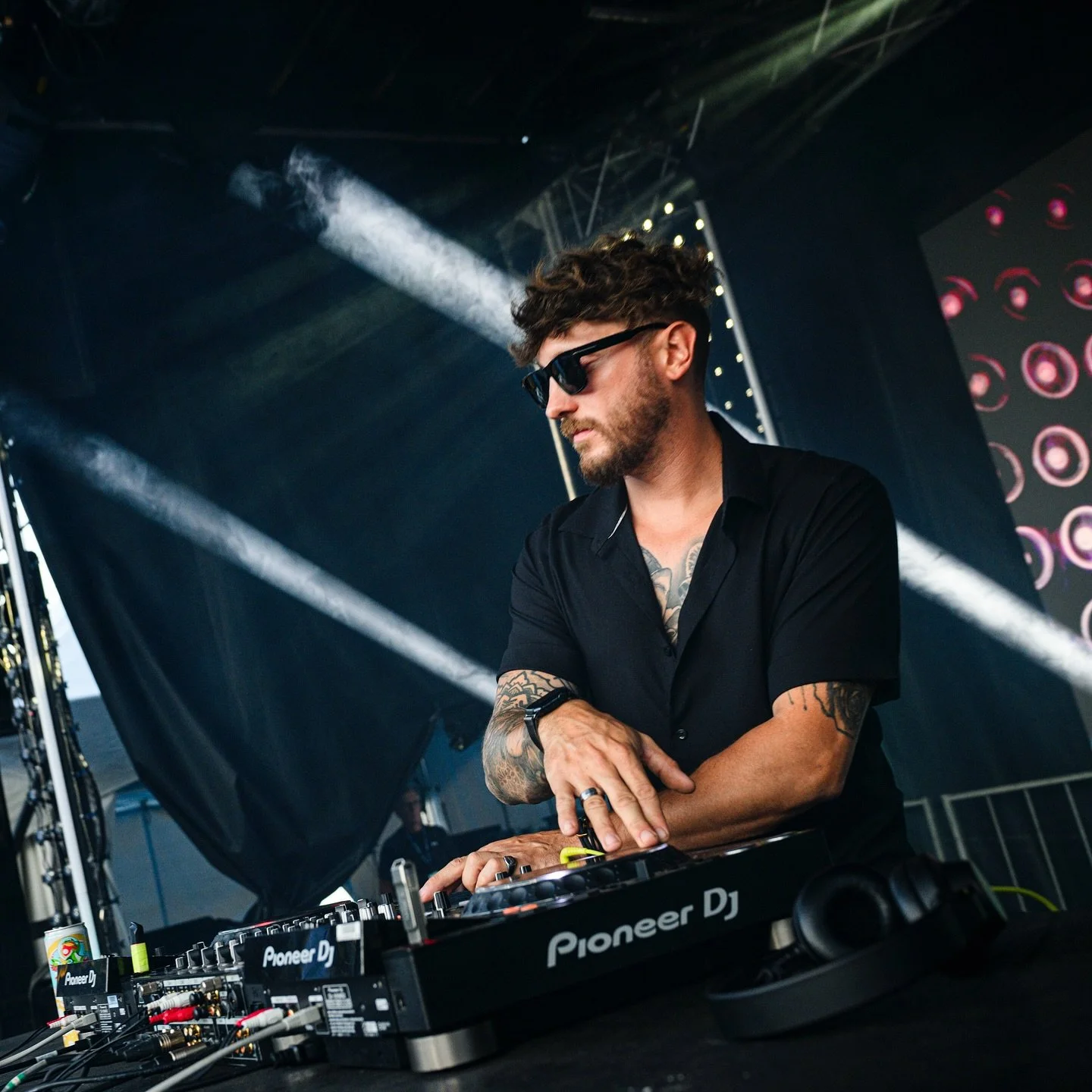 Je devrais changer ma description pour : le DJ officiel des 5 &agrave; 9 Festifs 🫡

Festival @justepourrirequebec 🤝🏼
📷 Jour #1 par nul autre que @photogauthier